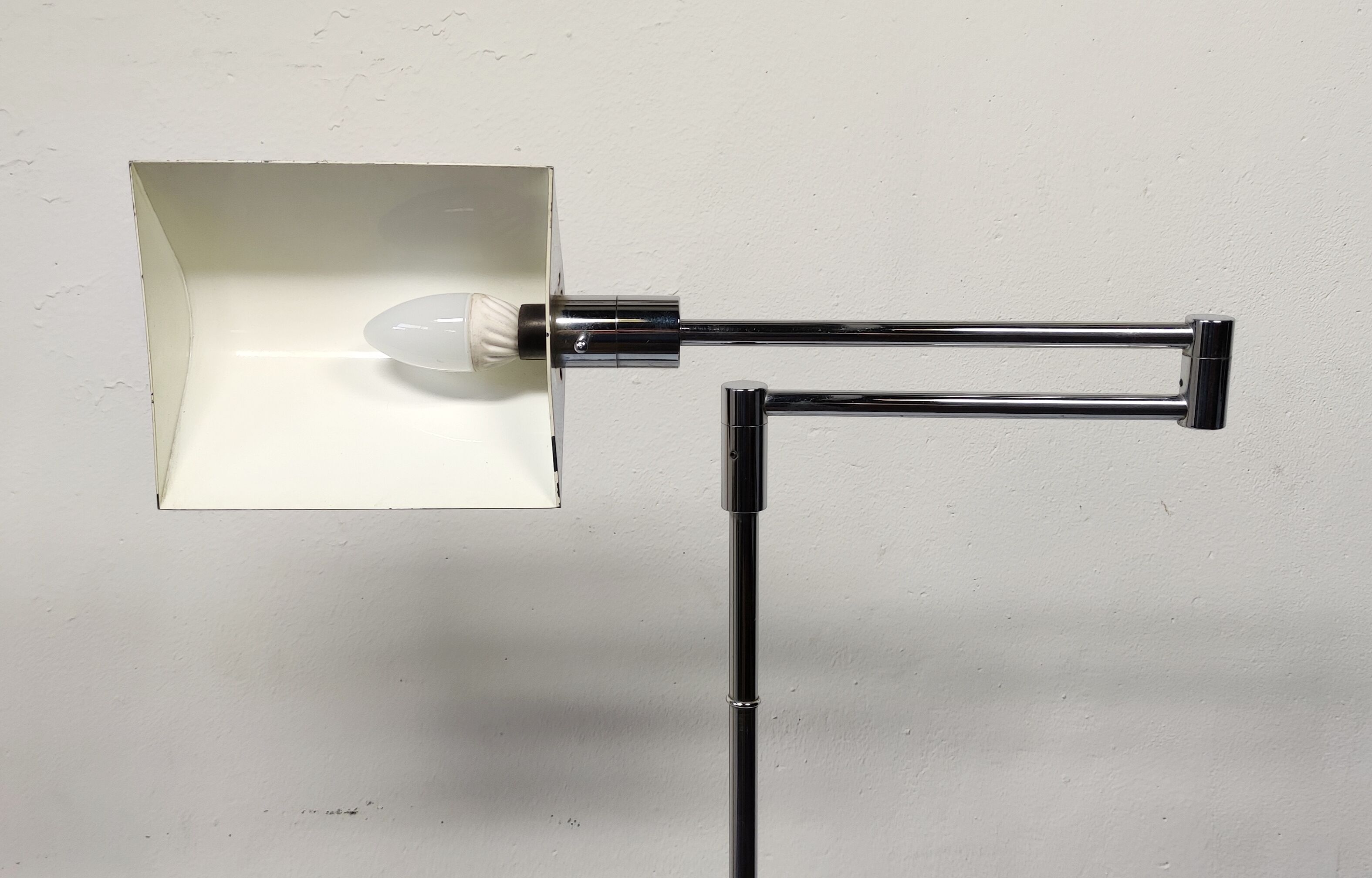 Adjustable and steerable reader lamp 80s