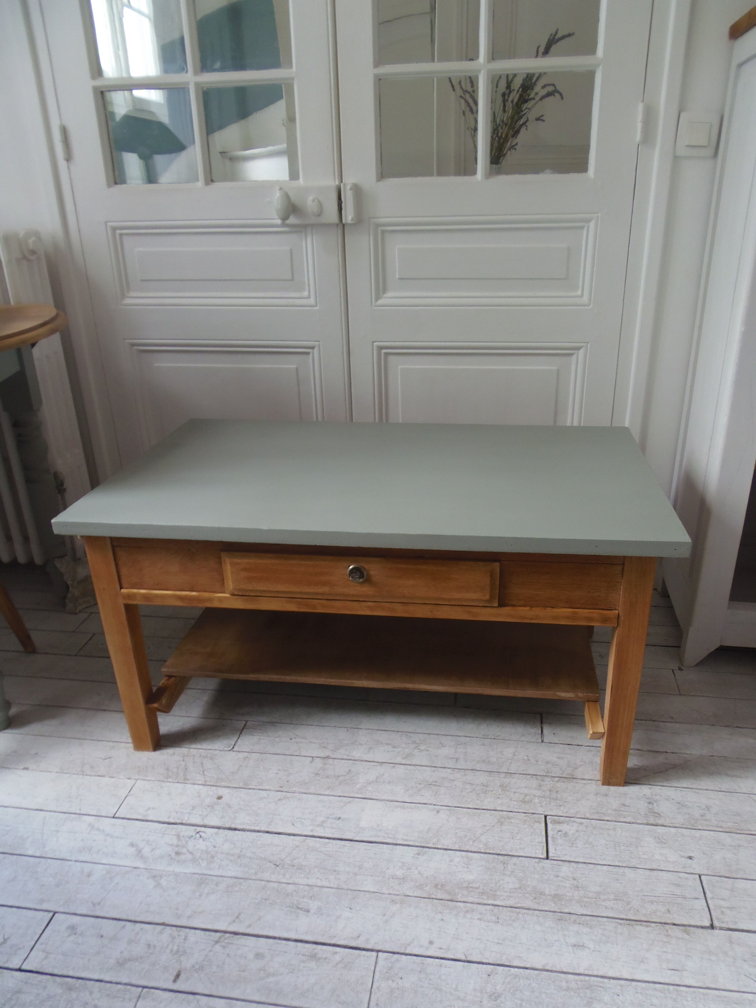 Table basse vintage, piétement, ceinture, tiroir et tablette bois, plateau vert de gris.