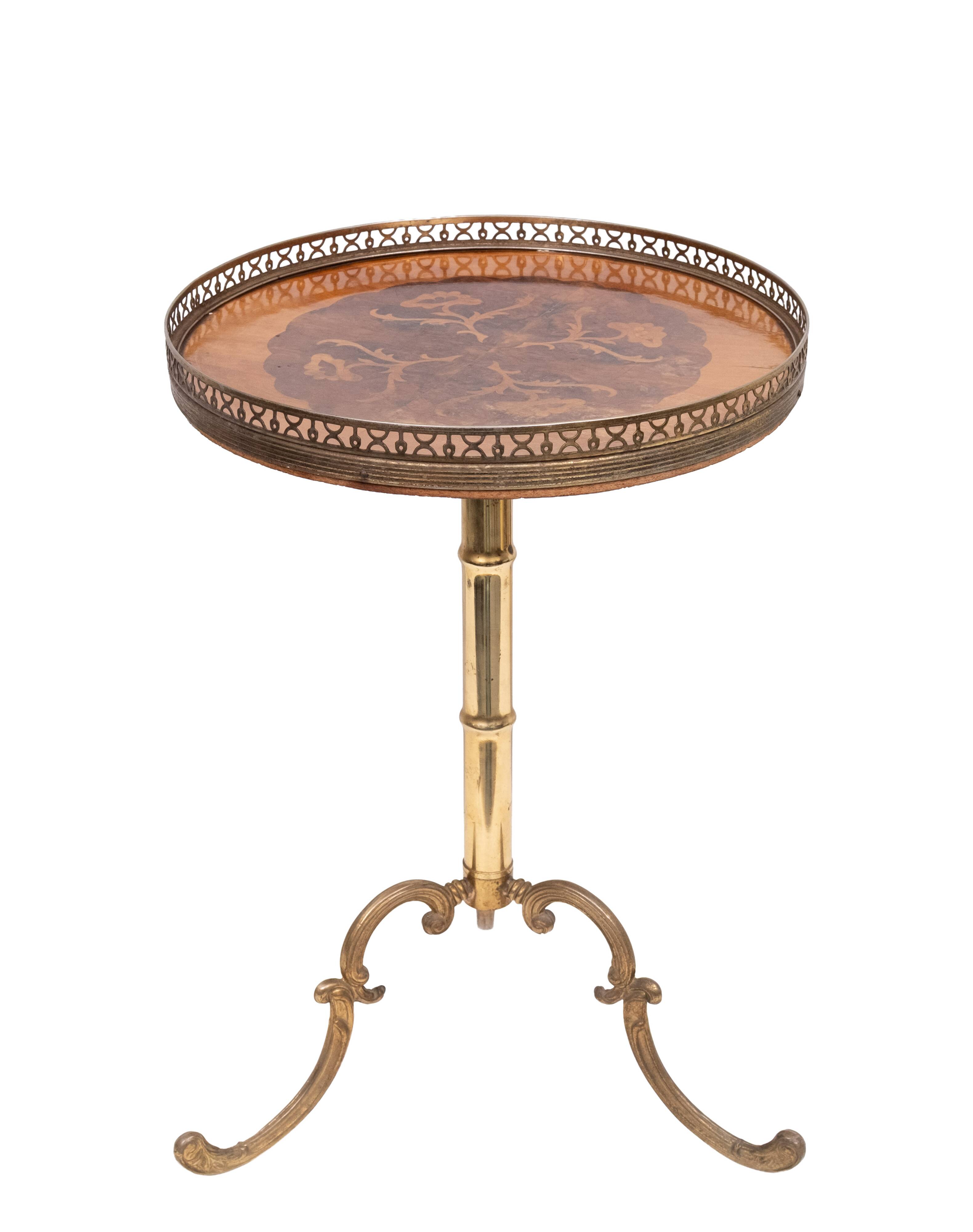Table d'appoint en bois marqueté italien des années 1950, style mid-century modern.