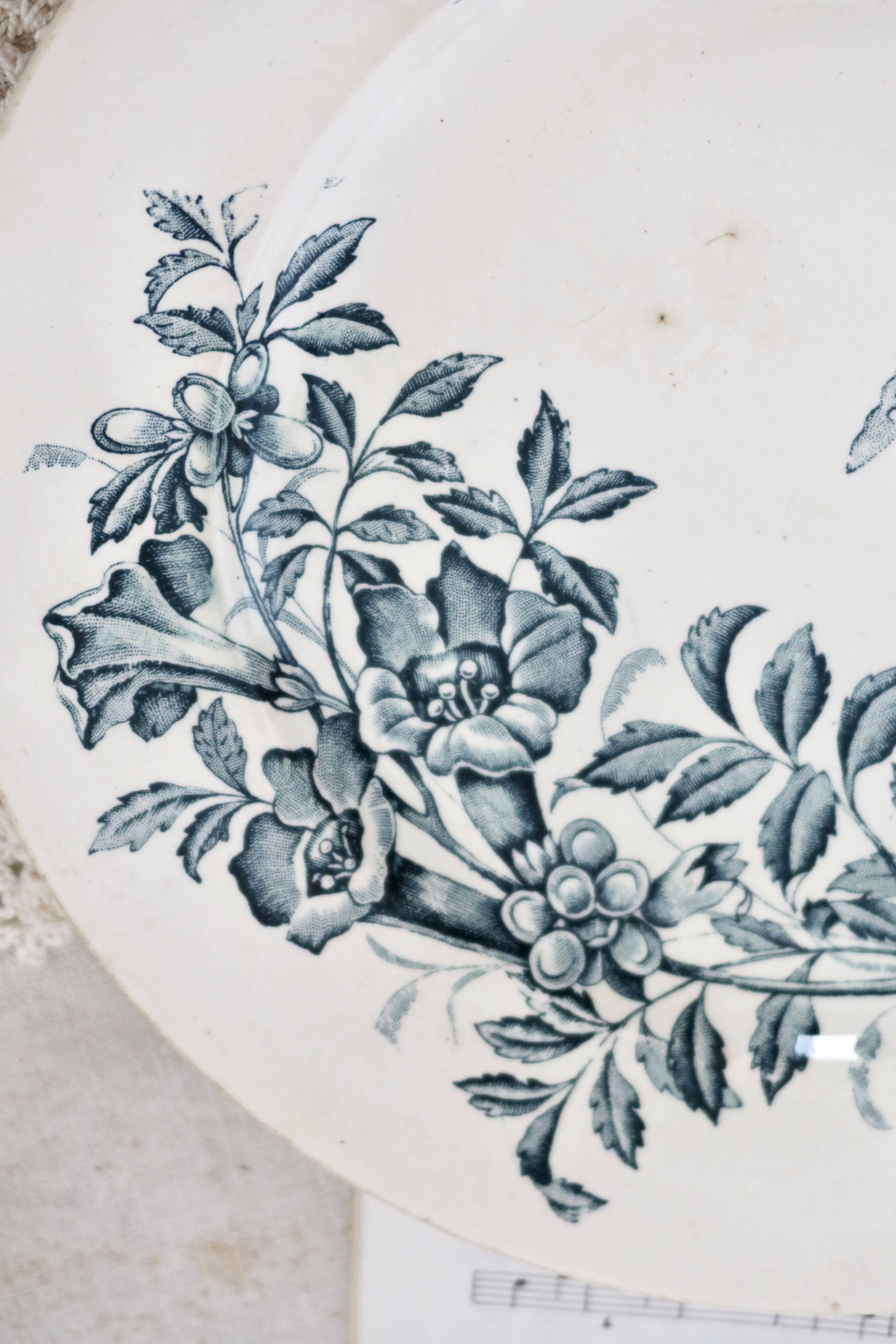 Plat de service rond terre de fer Badonviller modèle Jasmin motif fleuri papillon fin XIXème