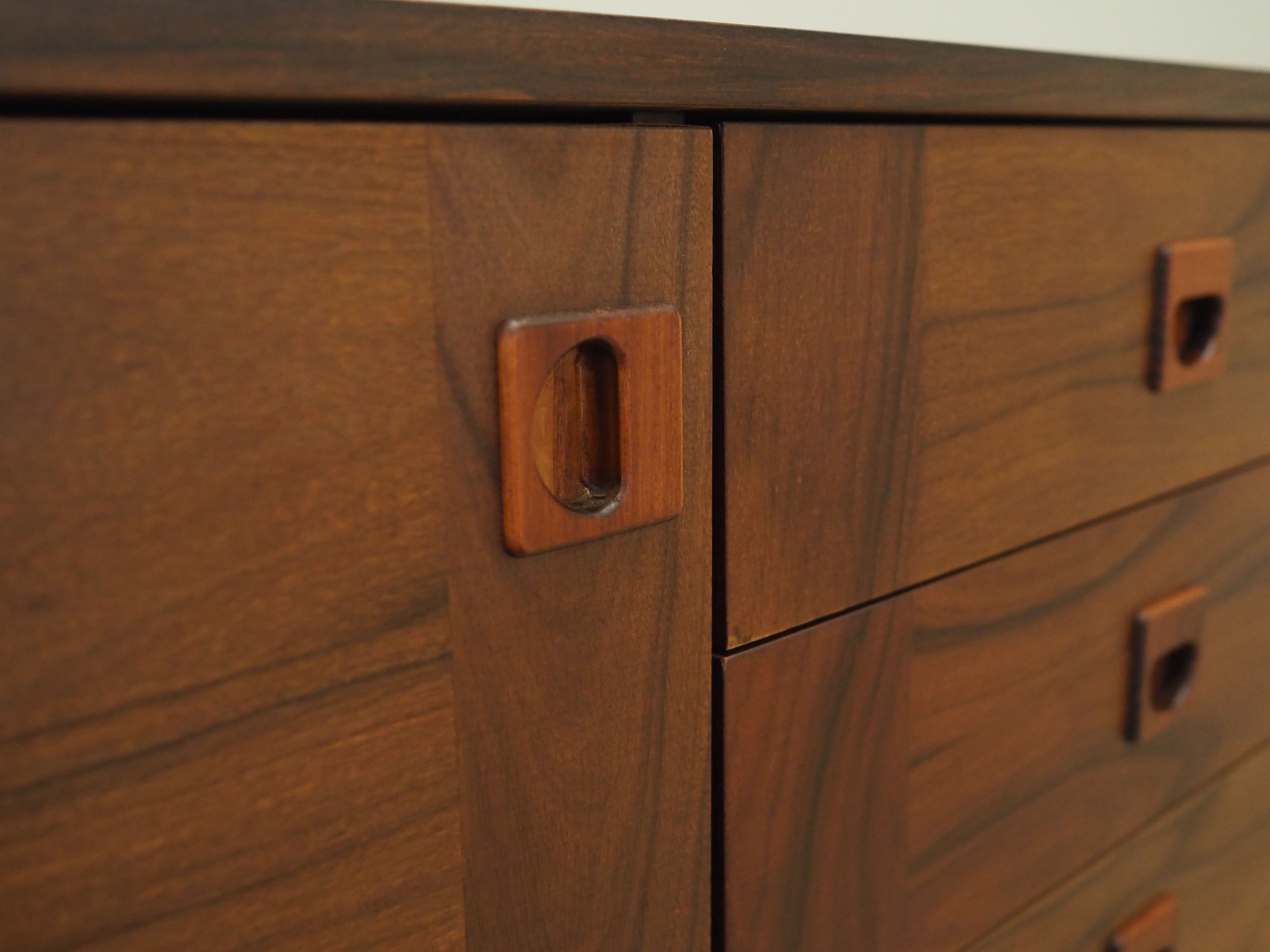 Buffet en noyer, design danois, années 1970, production: Danemark