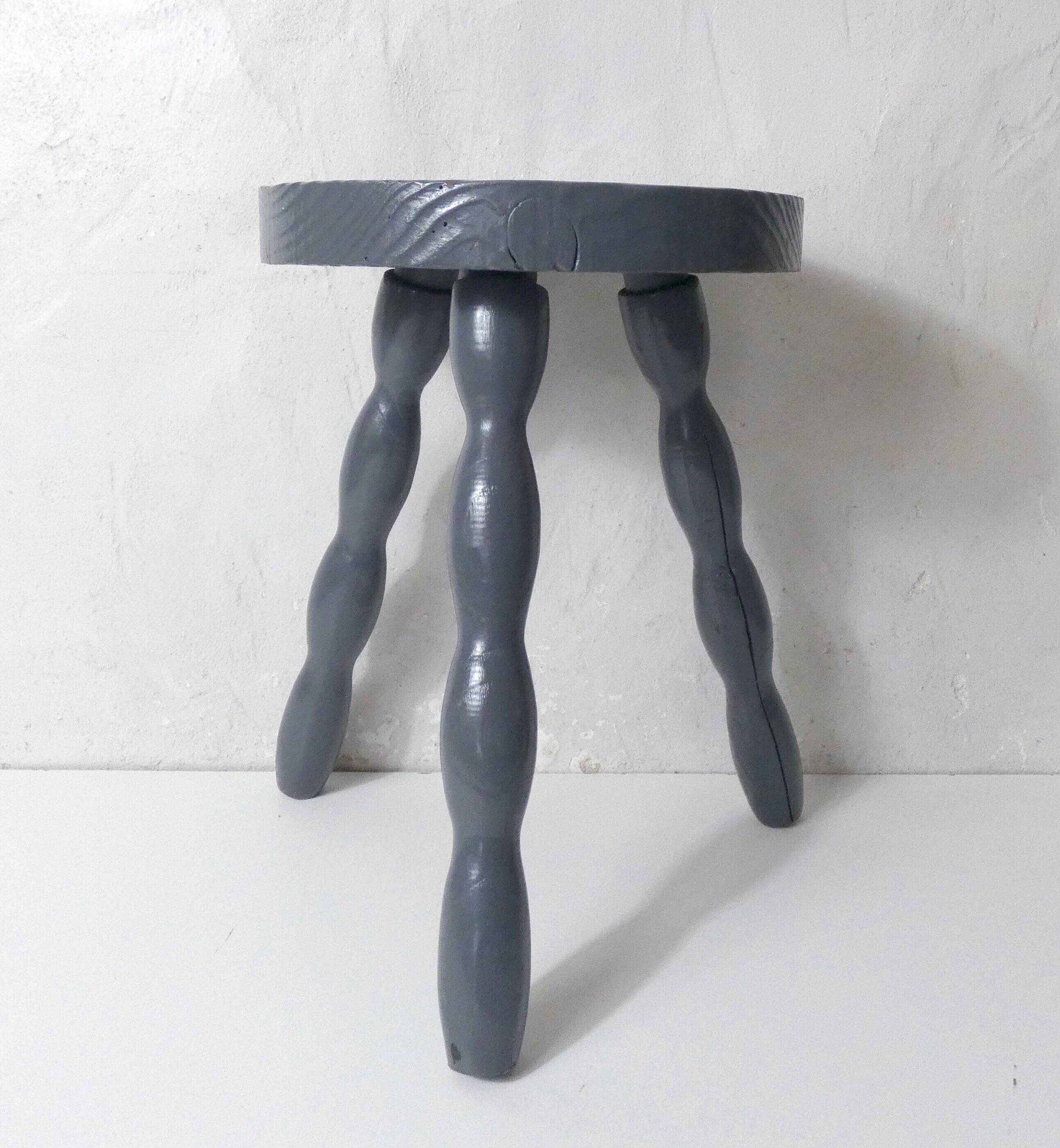 ancien tabouret tripode en chêne massif