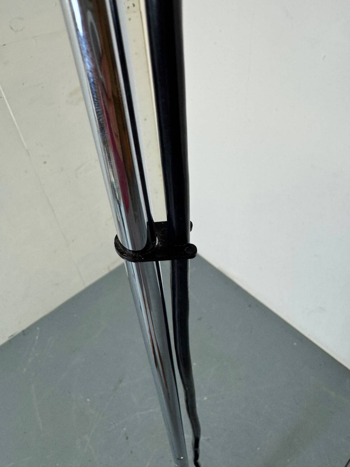 Italian Design Architonic Oluce DIM 333 floor lamp by Vico Magistretti