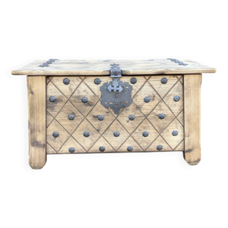 Coffre en bois sculpté de style gothique