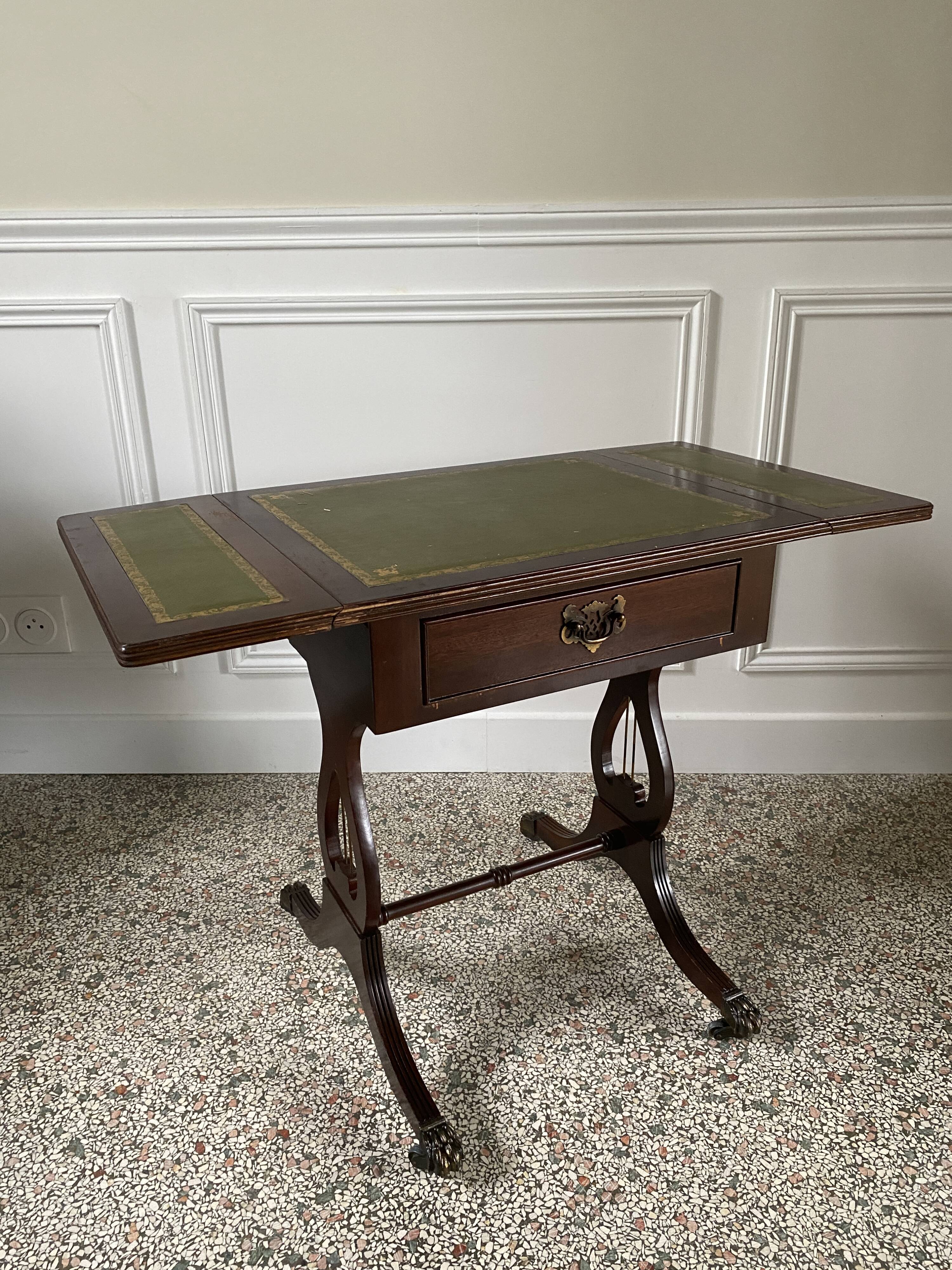 Table de jeux à rabat anglaise, table de chevet, travailleuse, pieds pattes de lion XIX ème