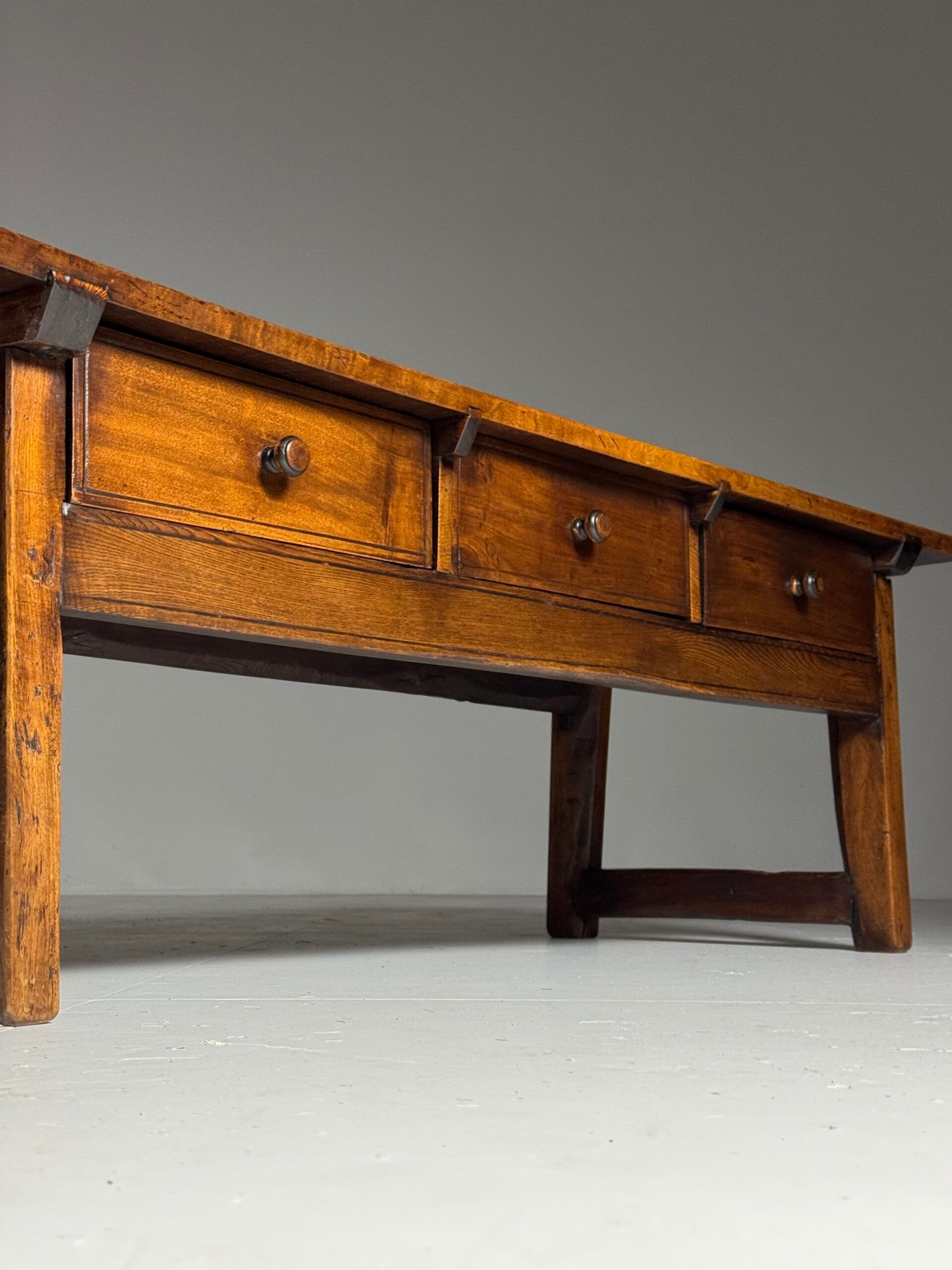 Table basse espagnole du 19ème siècle
