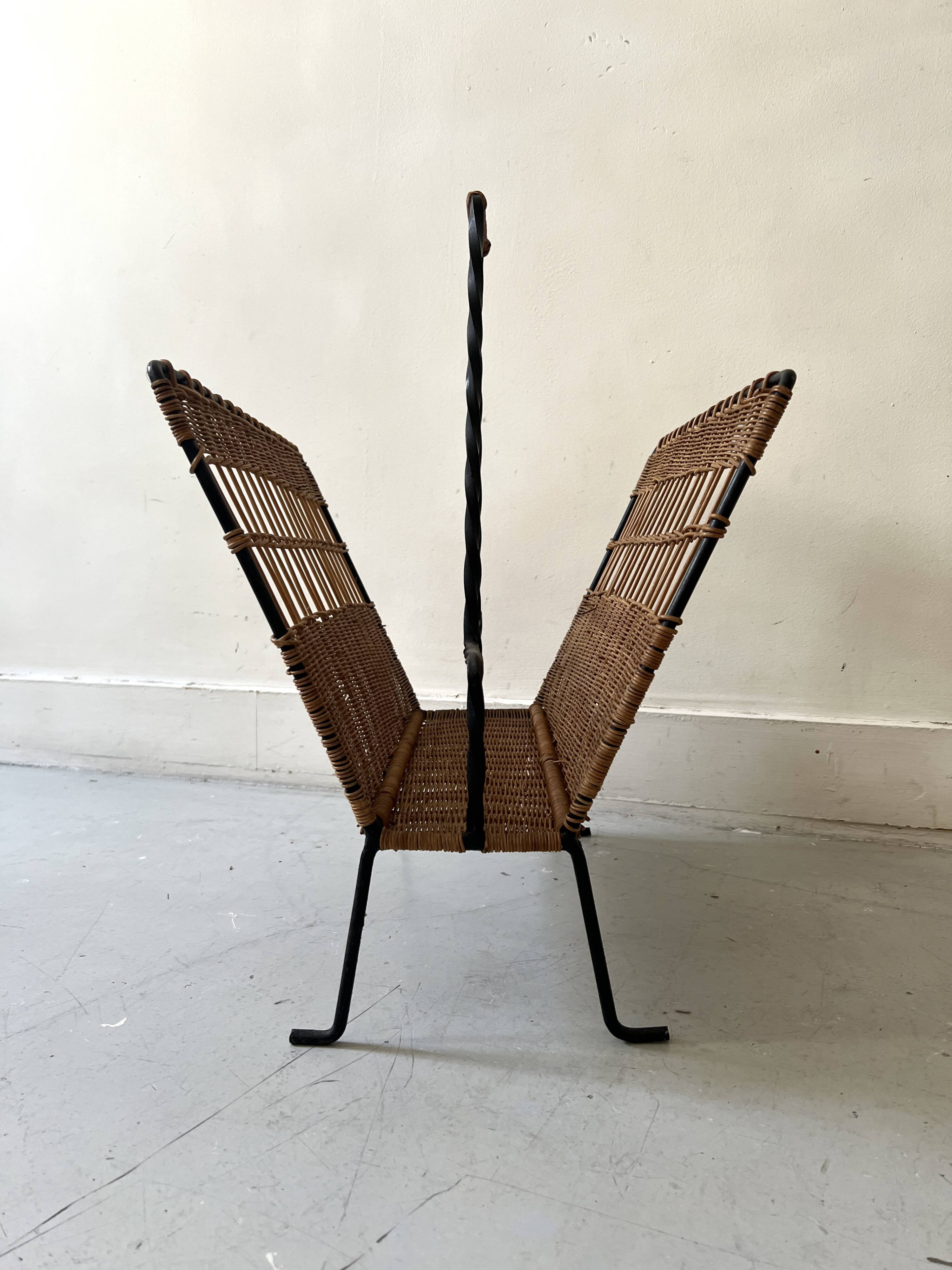 Porte revue en fer forgé noir et rotin dlg Raoul Guys, 1950