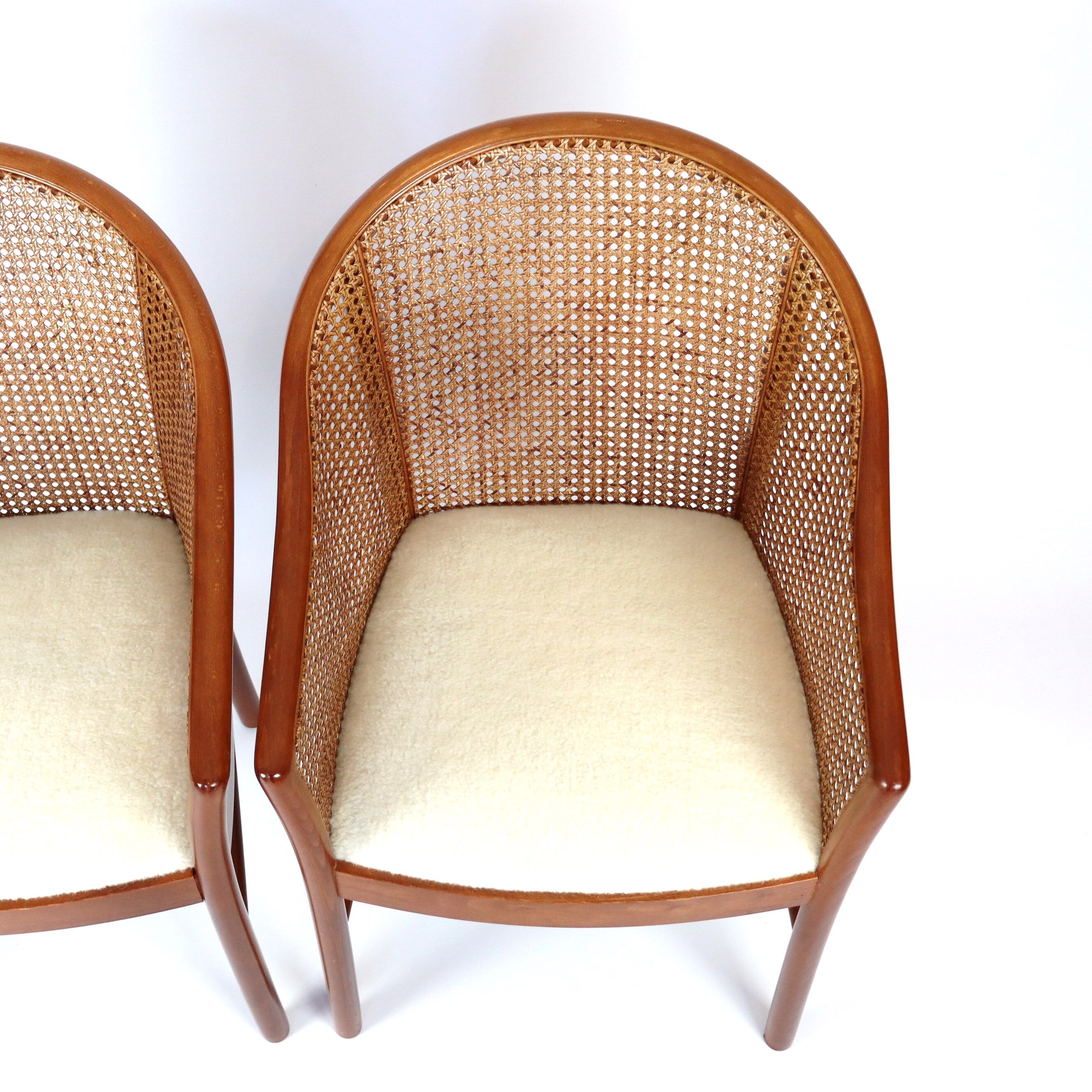 Paire de fauteuils en cannage