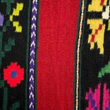 Tapis roumain en laine, fond rouge avec de délicates fleurs colorées