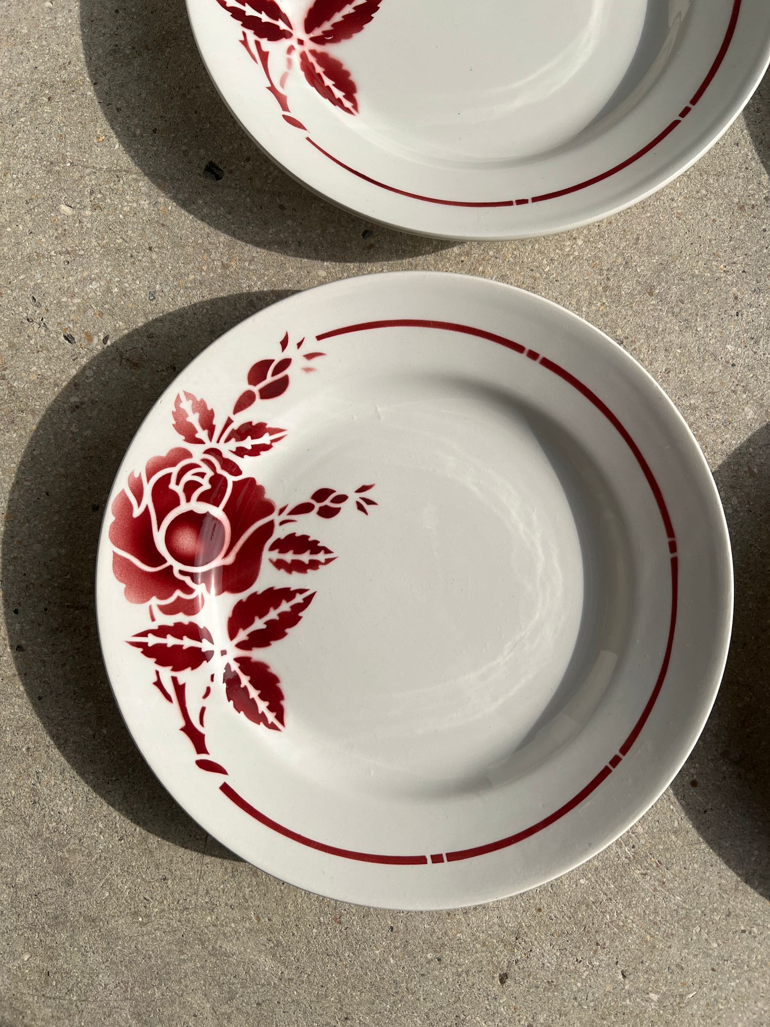 Set of 4 plates Sylvain Moulins des Loups burgundy rose decoration