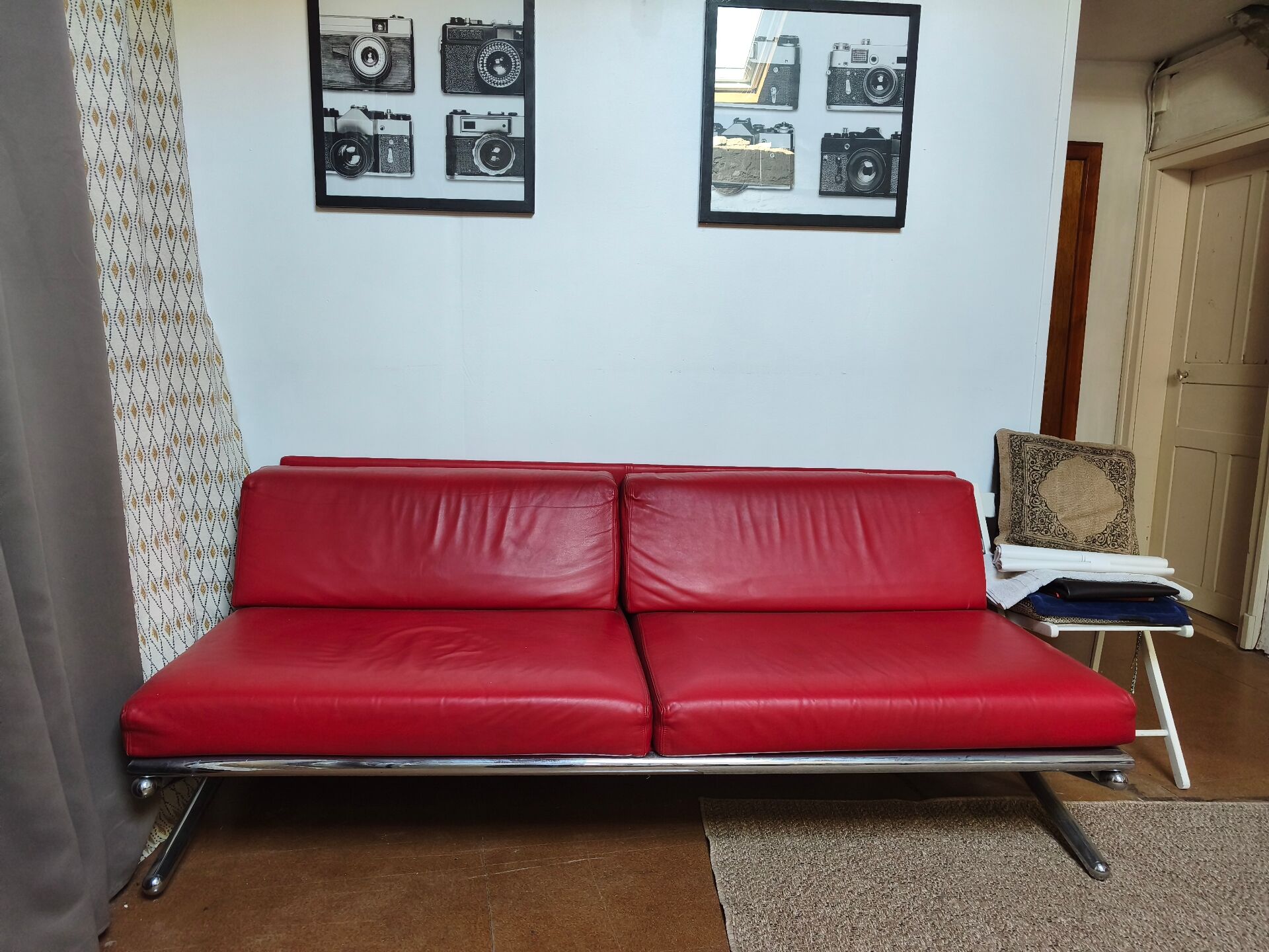Large vintage red leather three-seater sofa – circa 1960 – structure e