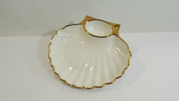 Coupelle, vide-poche coquille en porcelaine blanche et dorée Queen’s Porcelain