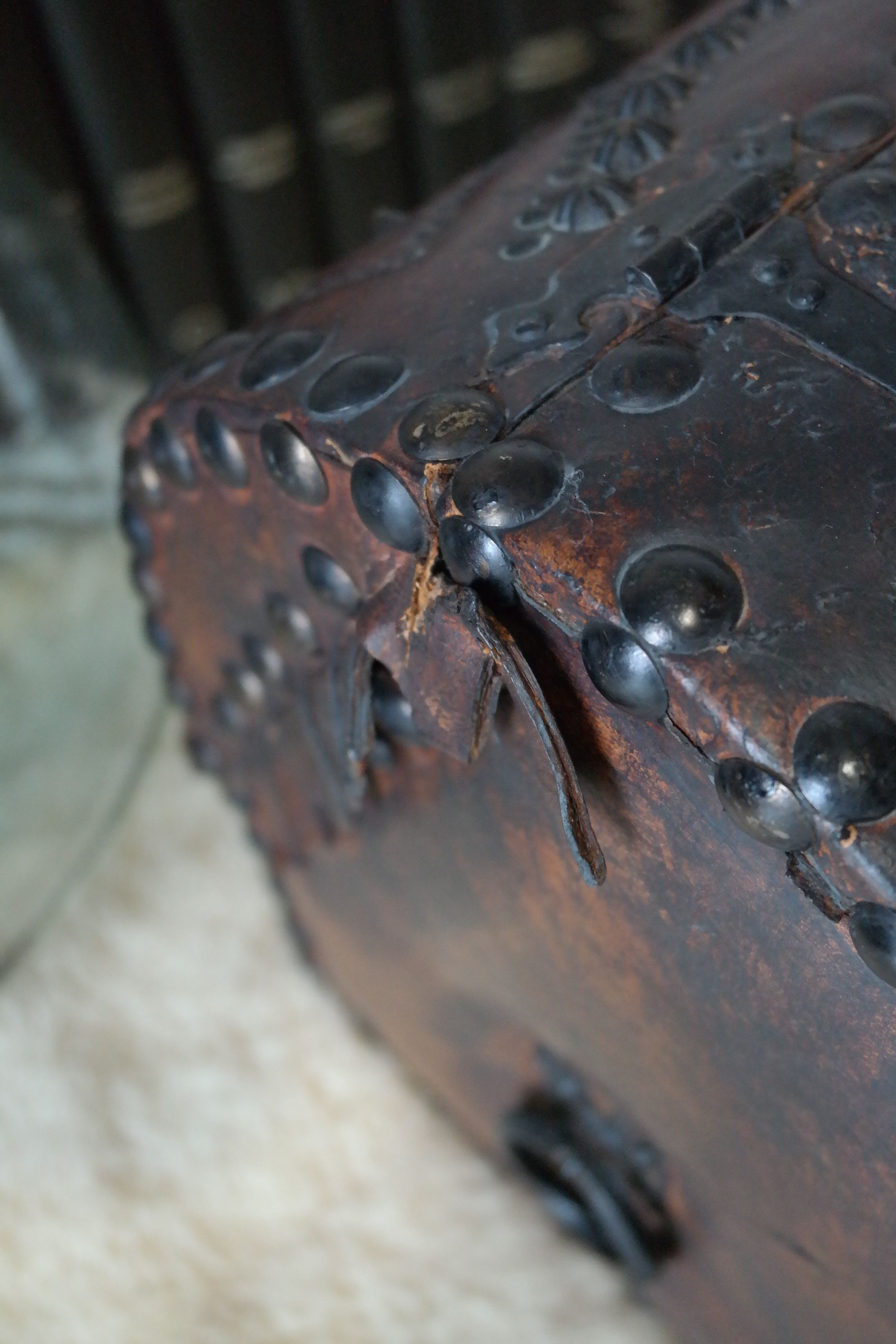 1X bulging box in studded leather | Selency