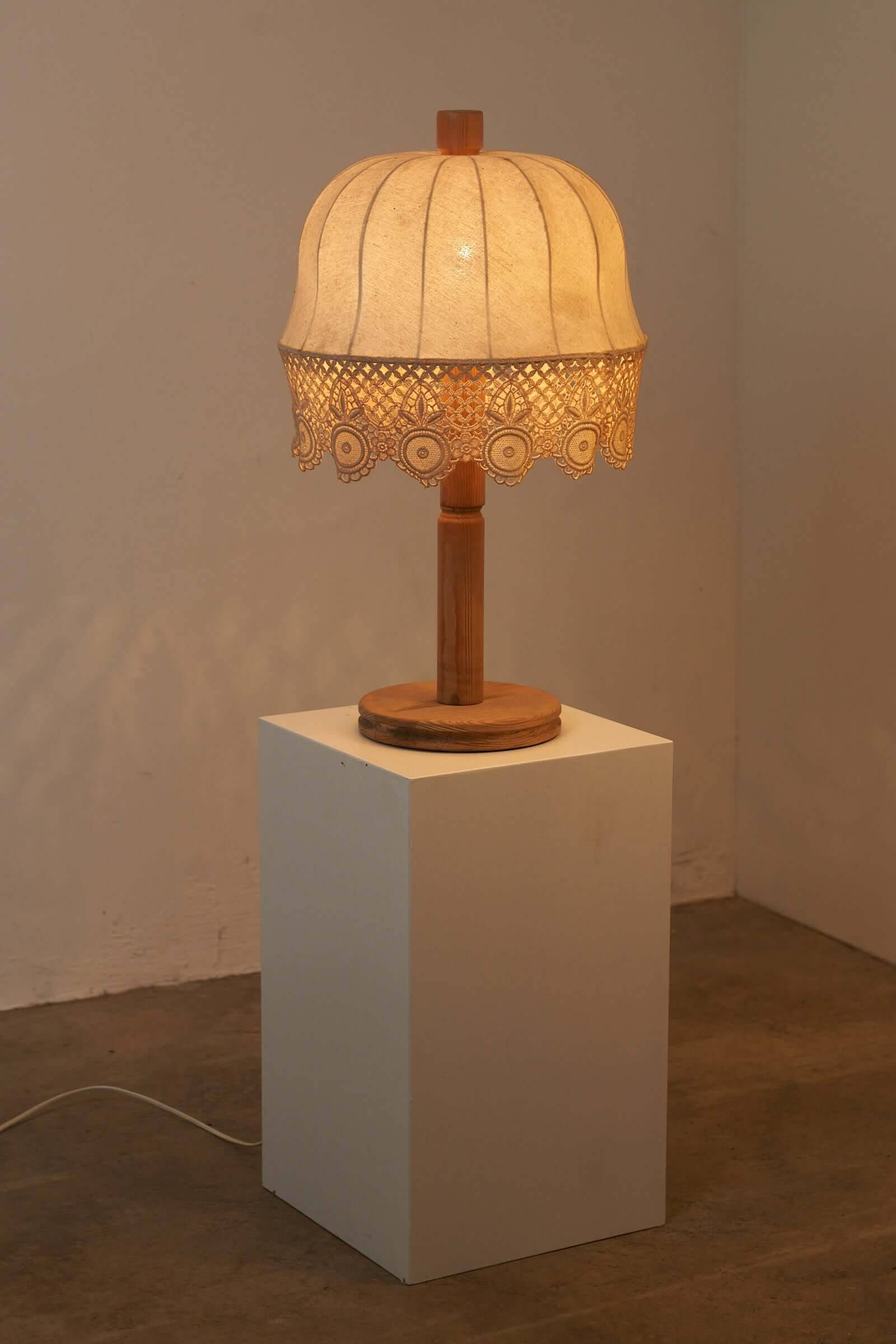Lampe de table en bois et textile de Suède