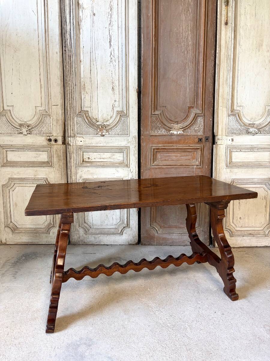 Table espagnole époque 20e siècle