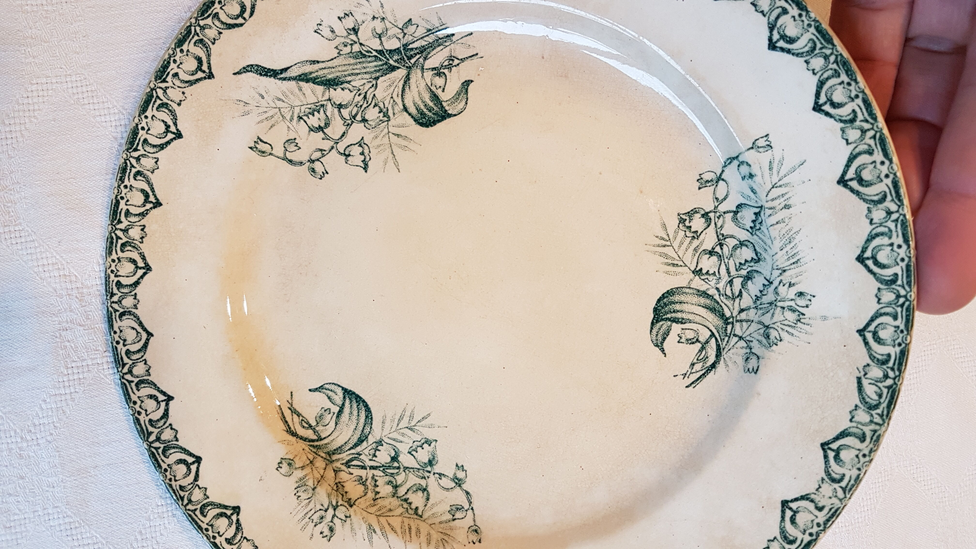 Assiette en faïence de  St Amand