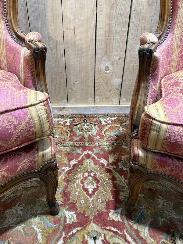 Paire de fauteuils - bergères de style Louis XV en soierie