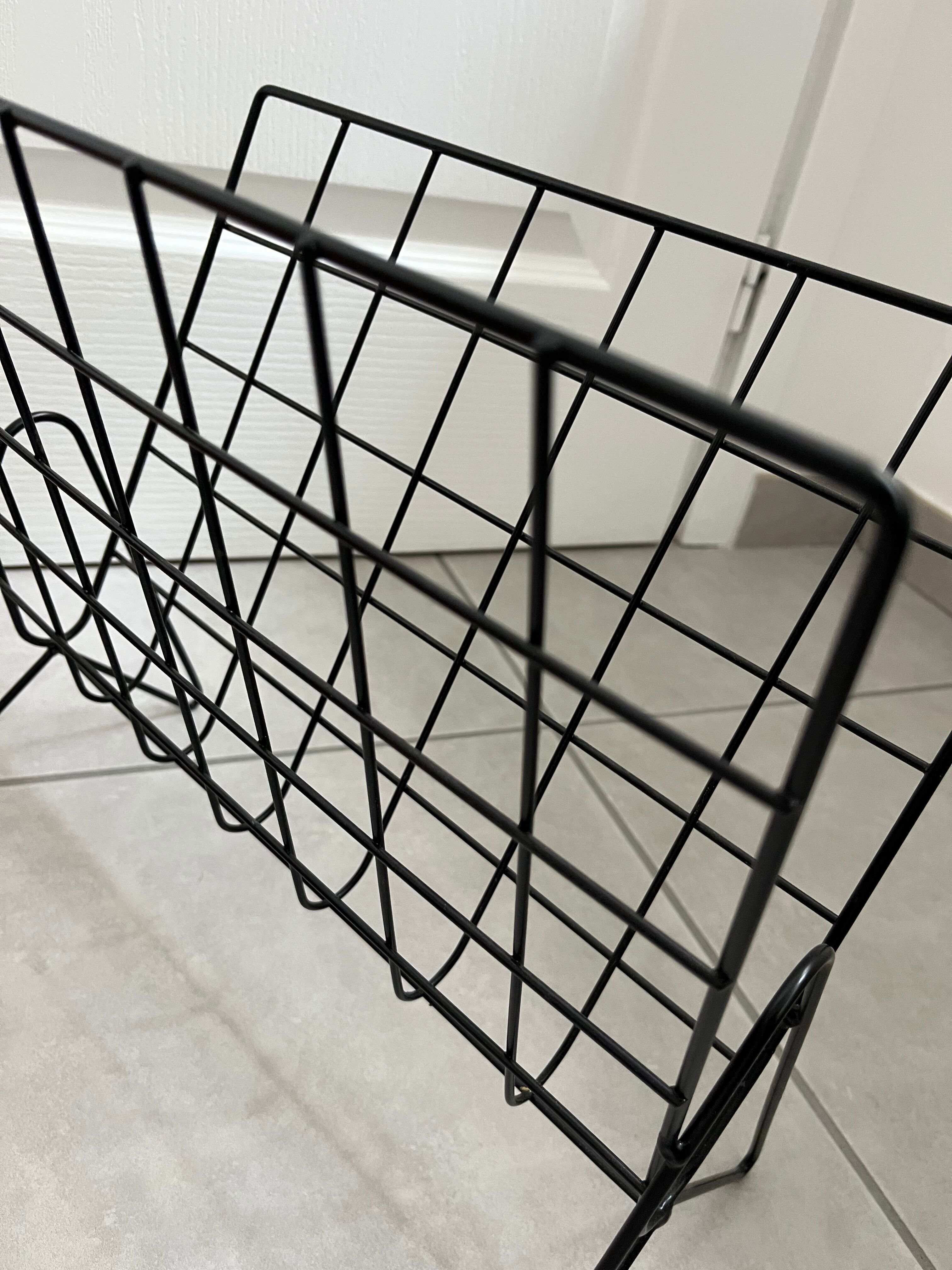 Black metal wire magazine rack