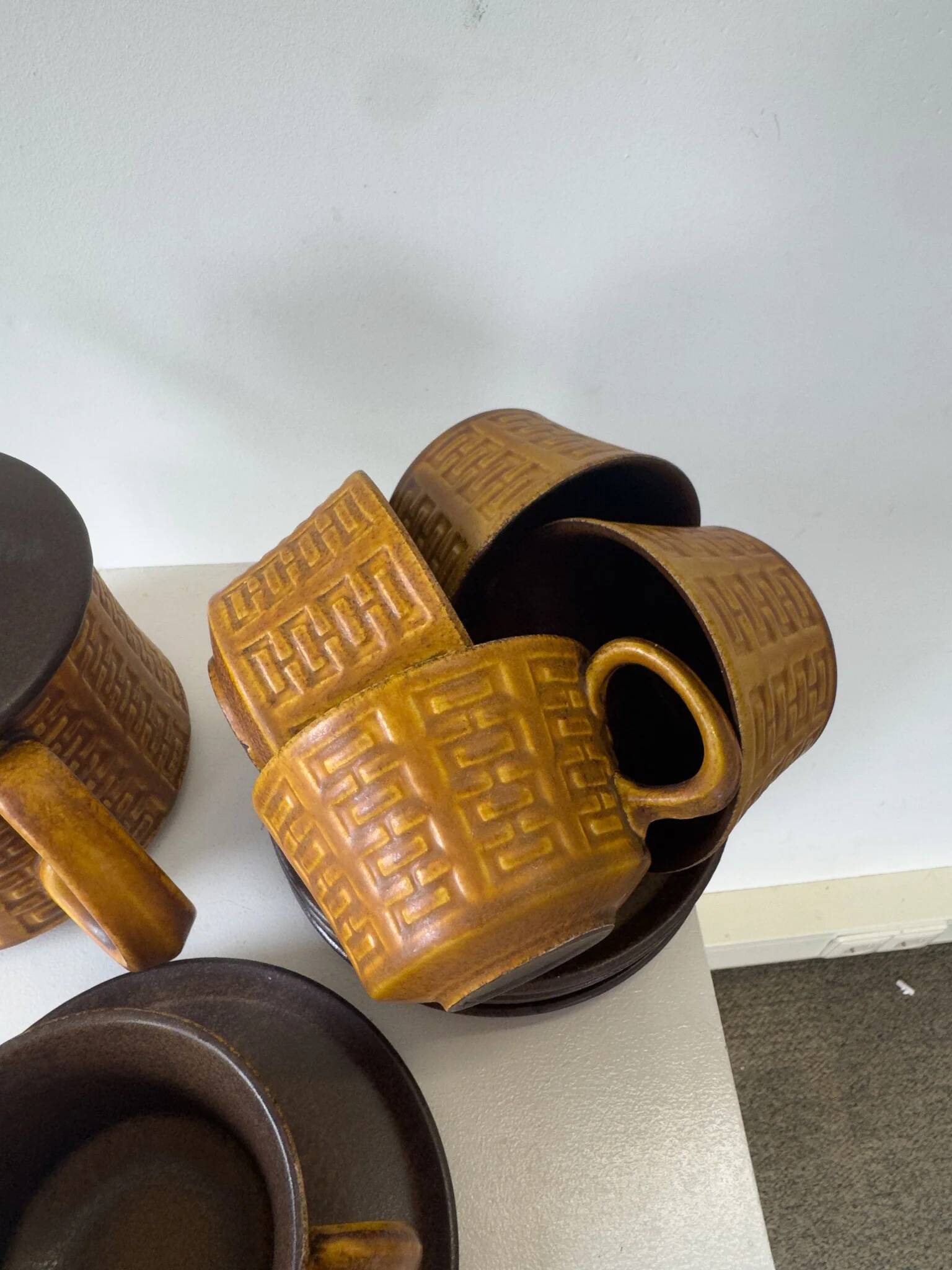 Ceramano tea service "Epsilon" from the 1960s with a raised geometric pattern.