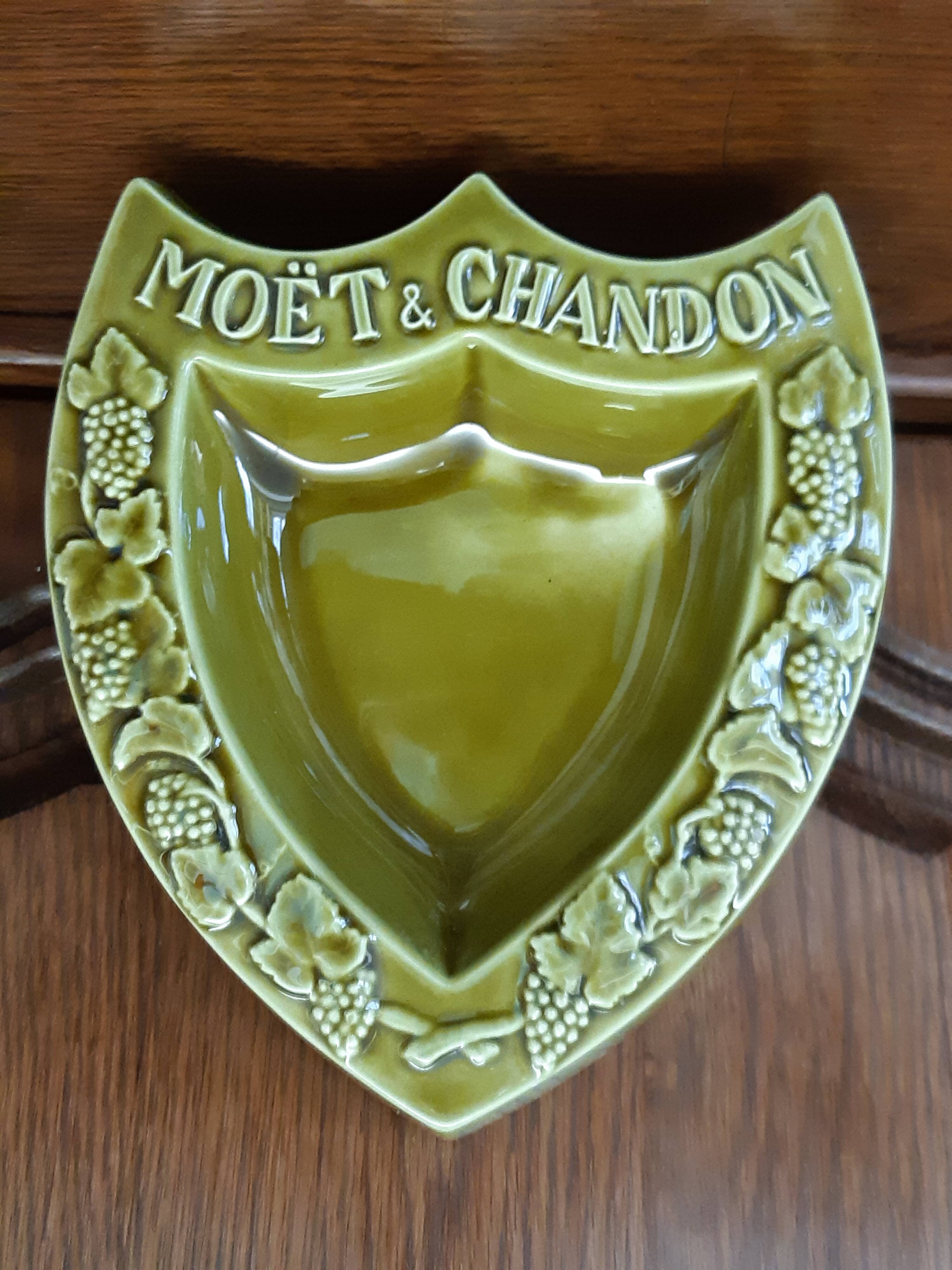 Ashtray coat of arms moet and chandon in ceramic, proceram aubagne france, signed