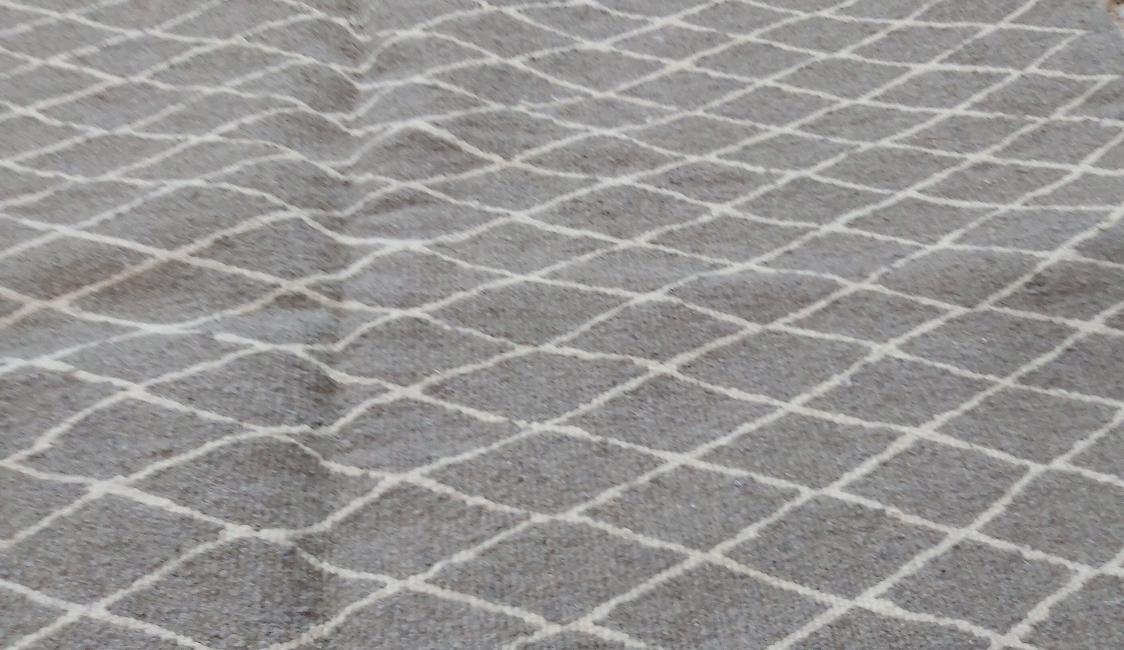 Traditional grey and white berber carpet 200x150cm