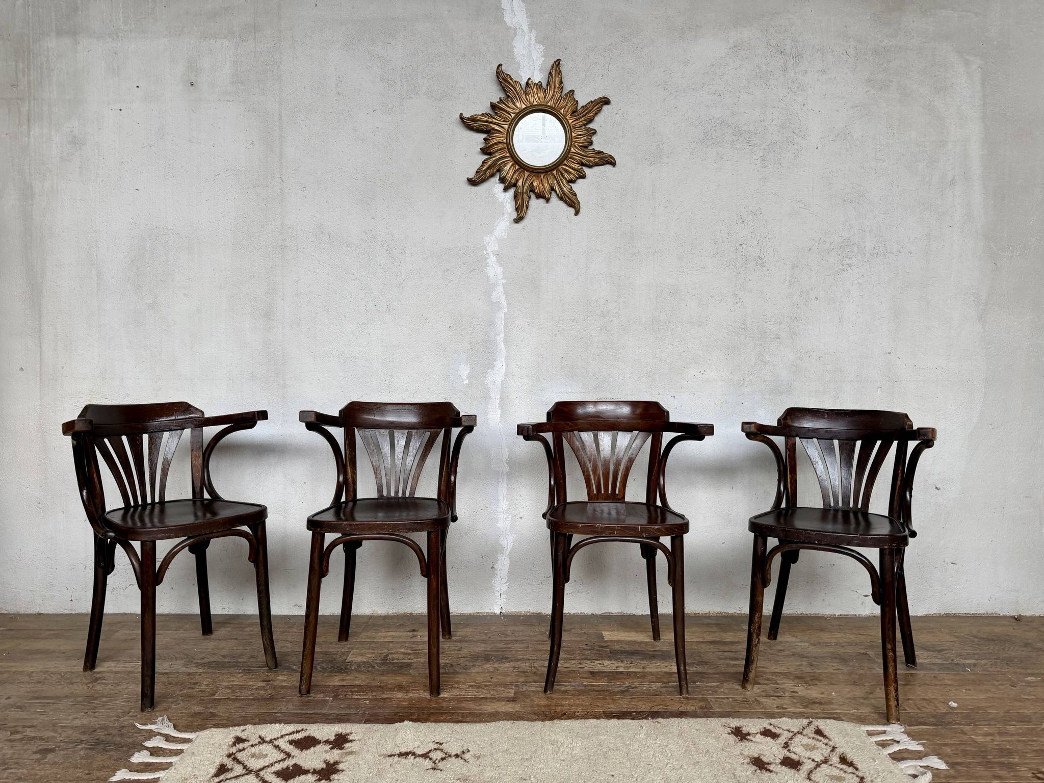 Série de 4 fauteuils vintage en bois courbé – Élégance intemporelle