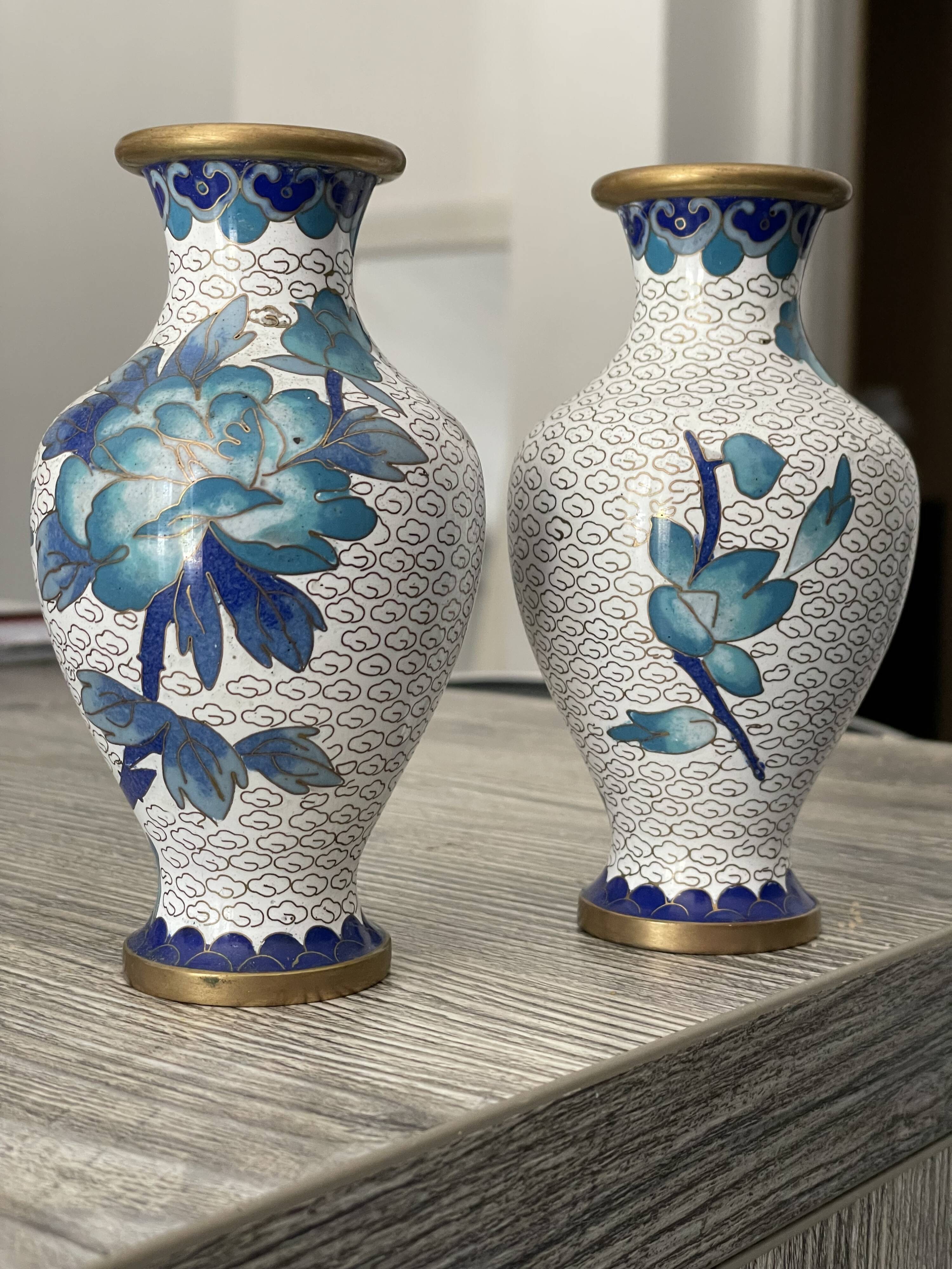 2 Asian vases