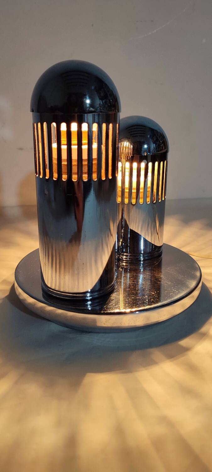 Lámpara de mesa metálica. España, 1970s.