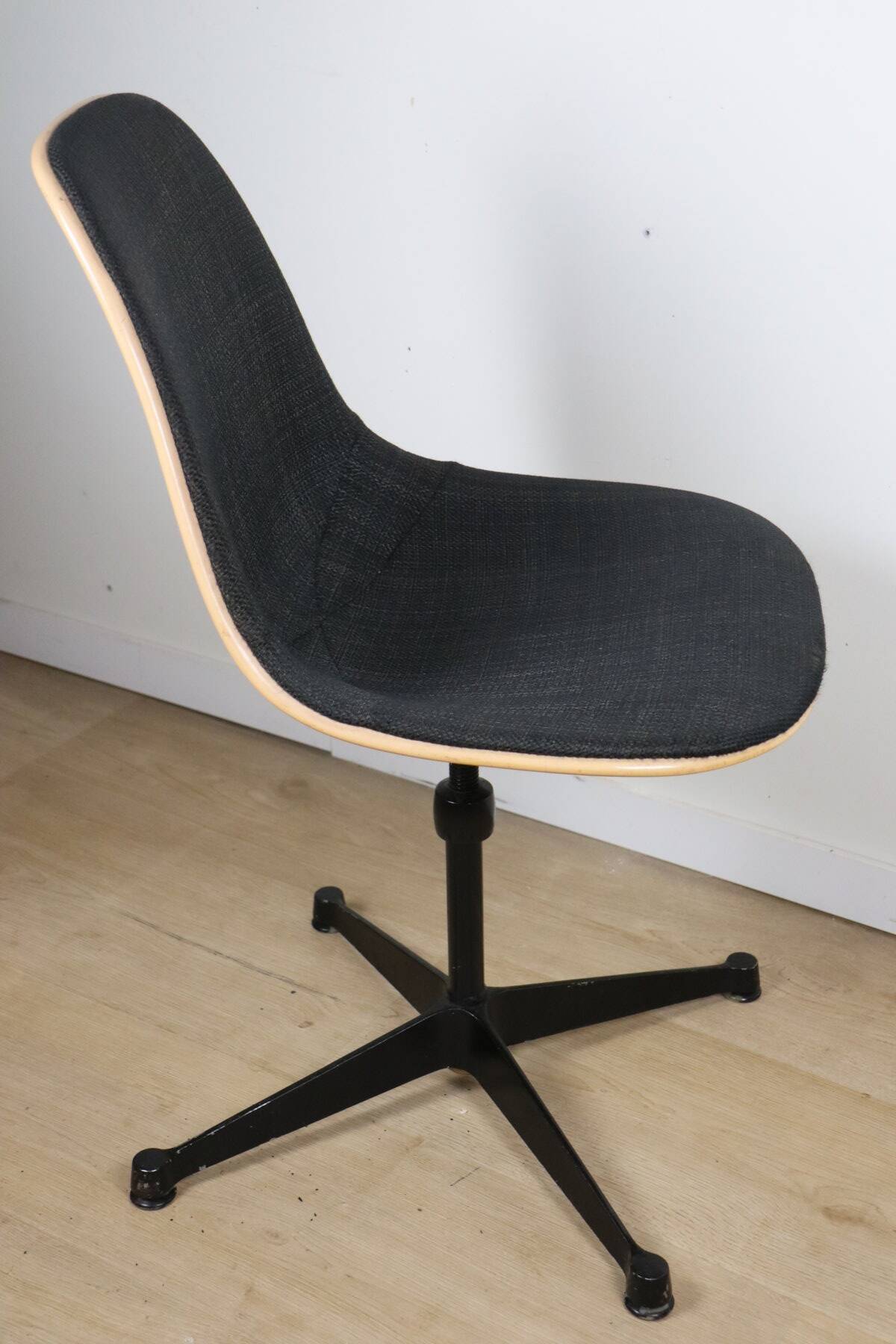 Chaise Eames Herman Miller - Fibre de verre pivotante réglable – 1960