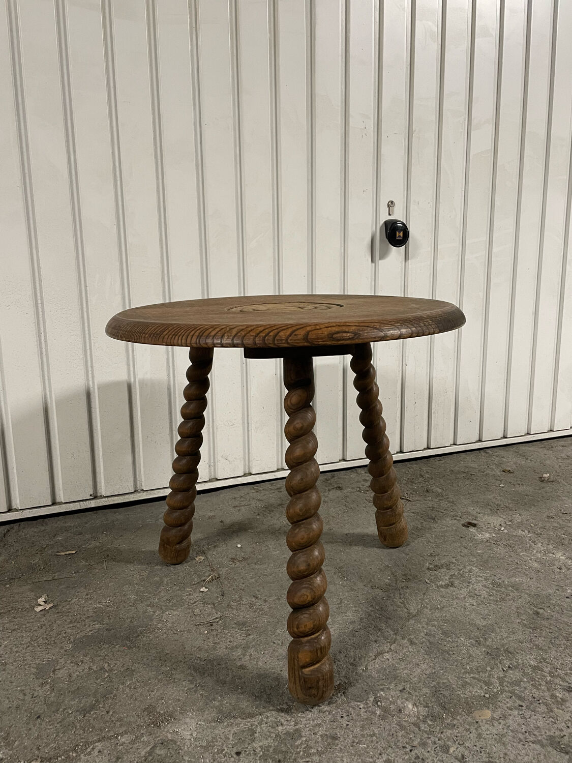 Wooden side table, turned wooden leg