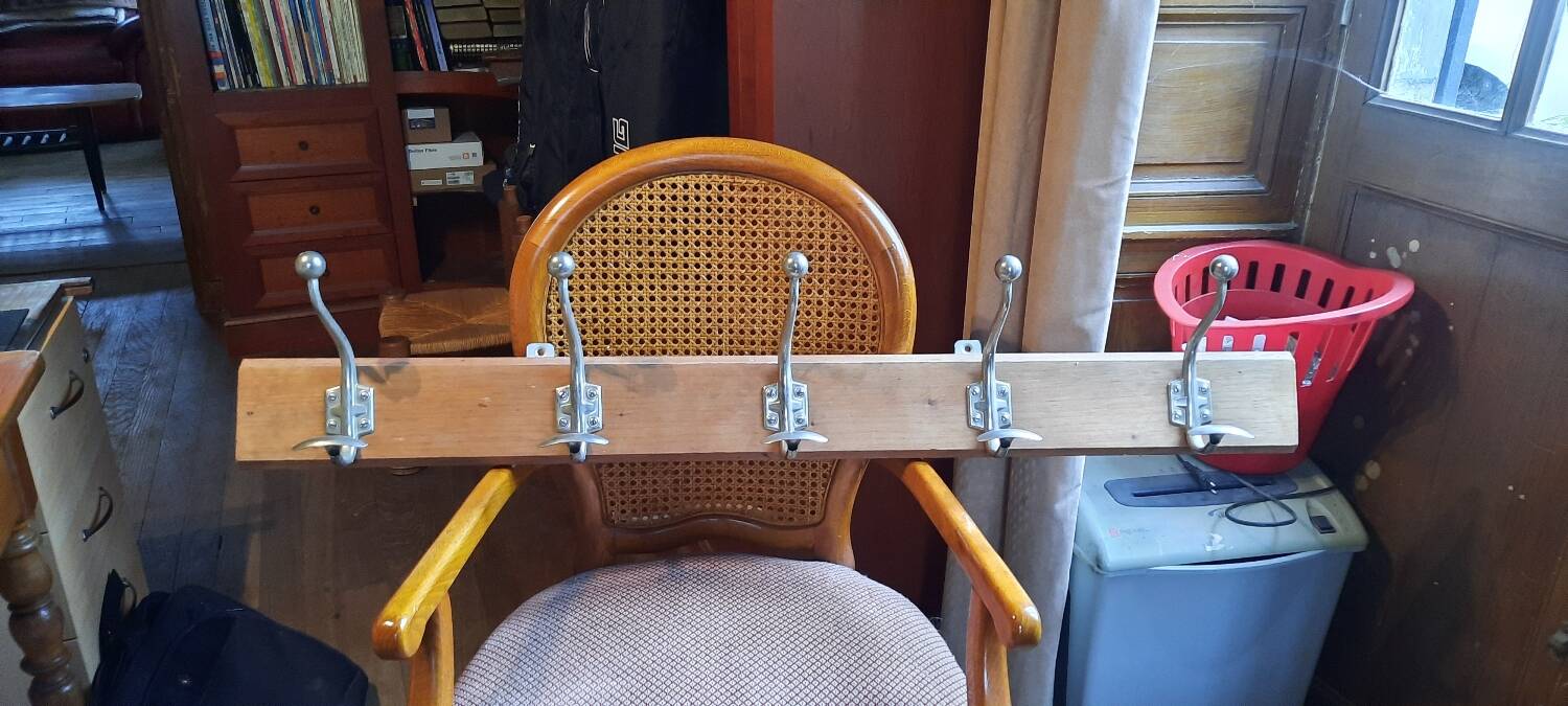 Wall-mounted coat rack with 5 hooks