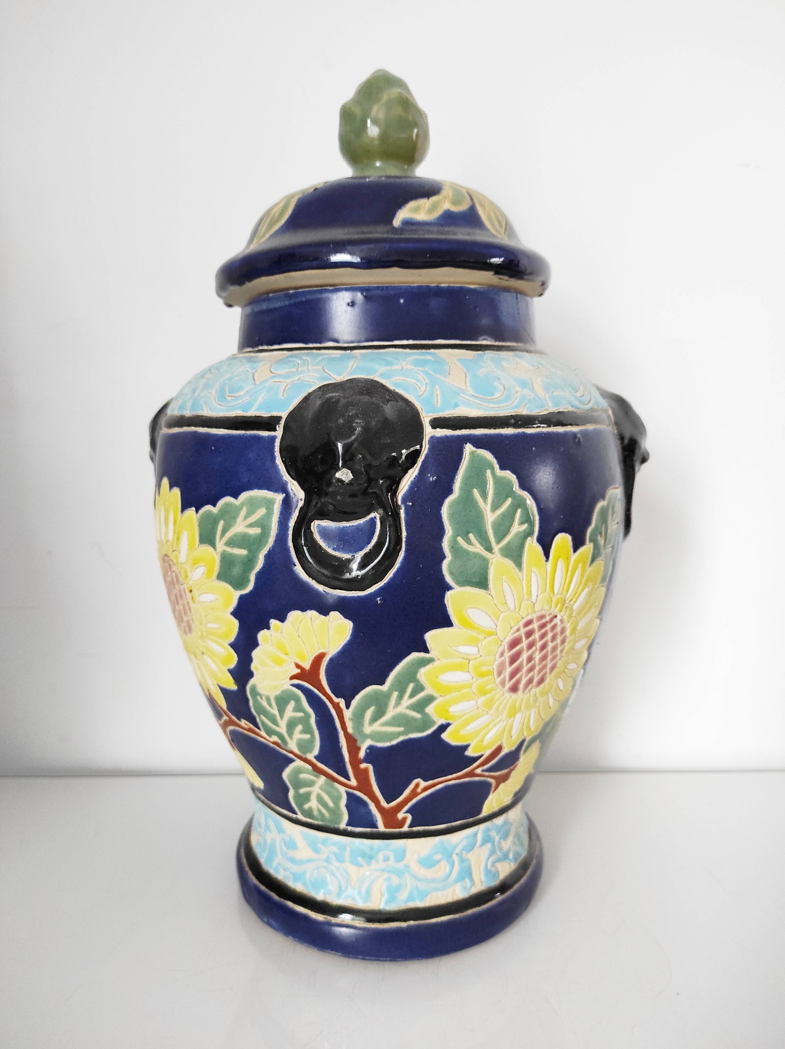 Vase chinois couvert décor de fleurs