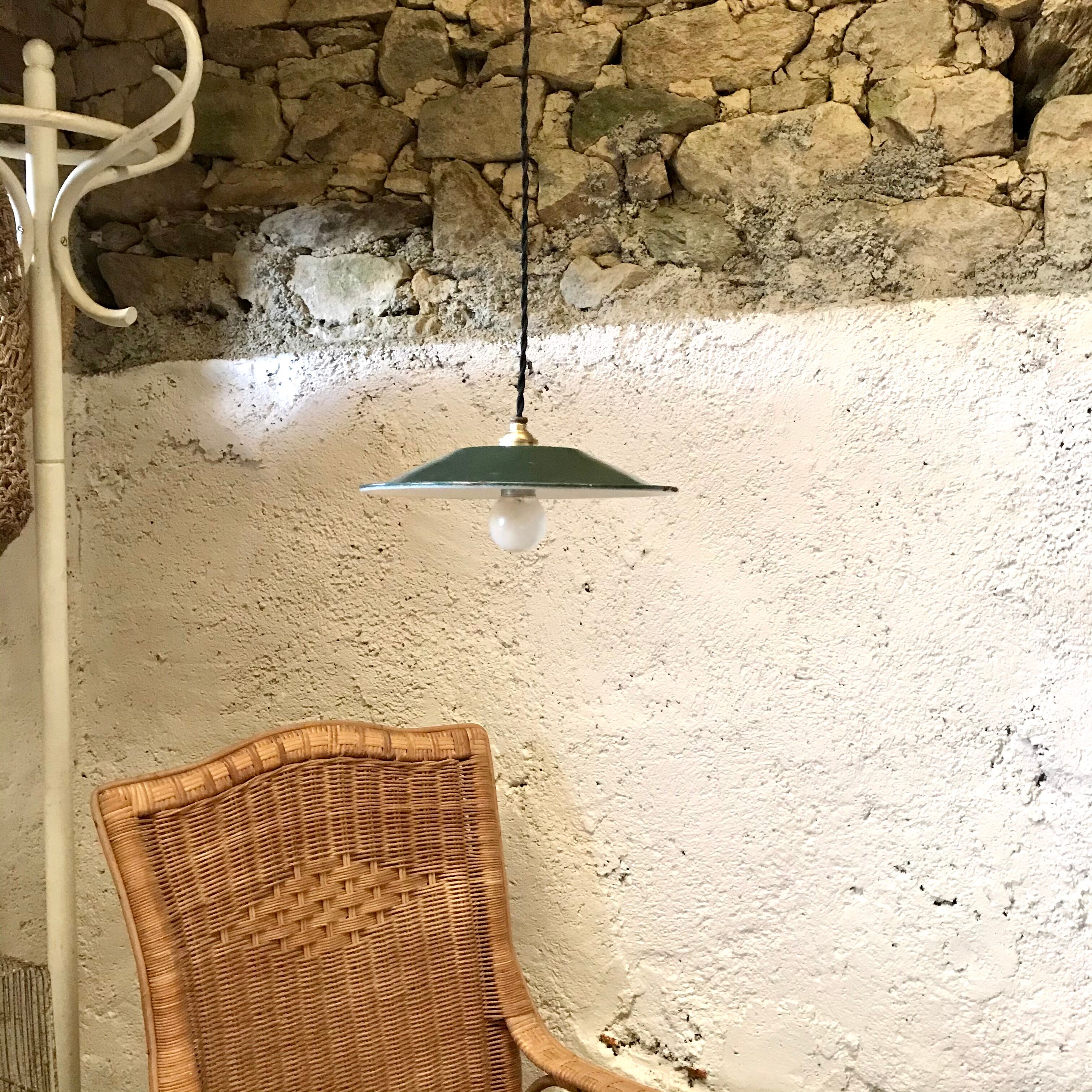 Workshop suspension in enamelled sheet metal