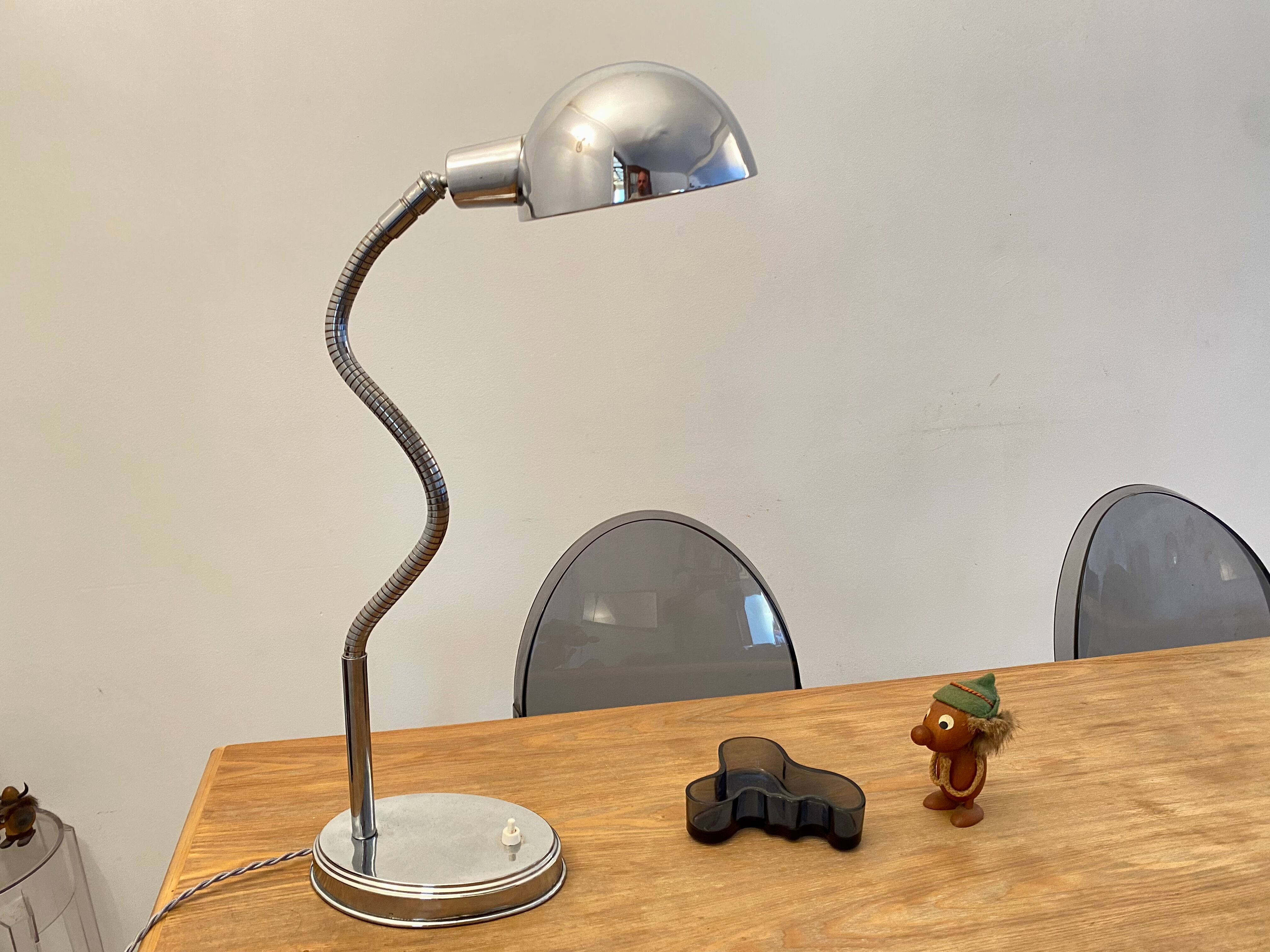 Flexible desk lamp vintage art deco design