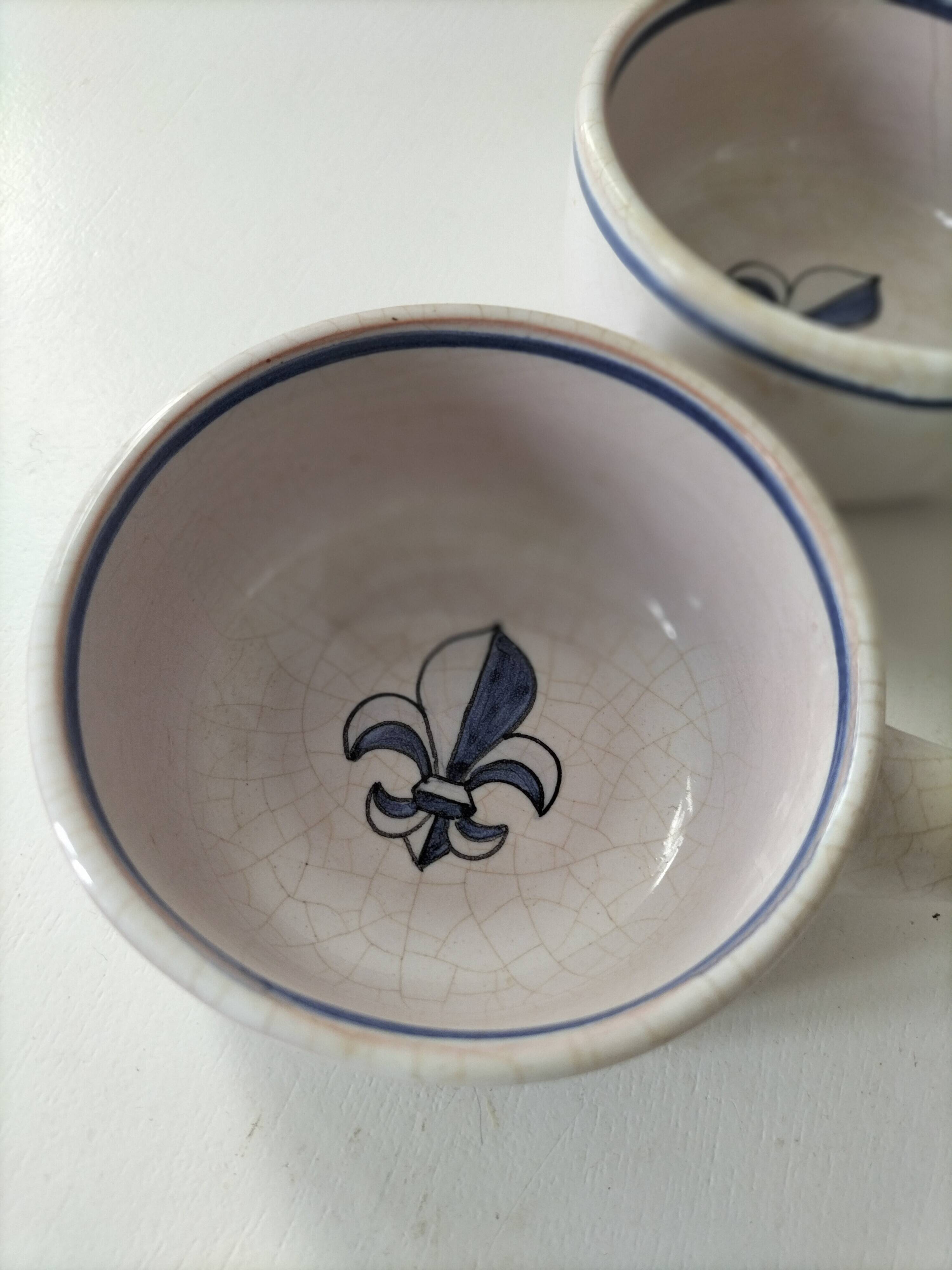 Duo de mini caquelons en faïence craquelée, décor fleur de lys