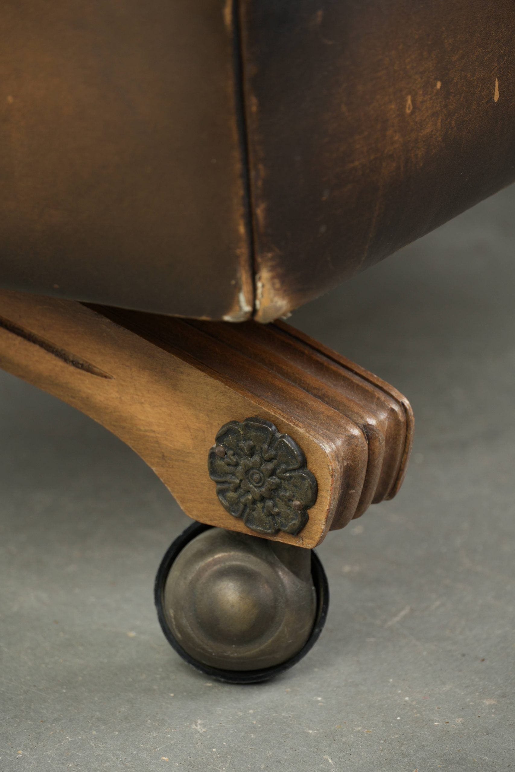 Ottoman chesterfield anglais en cuir élégant, fini avec des clous décoratifs.