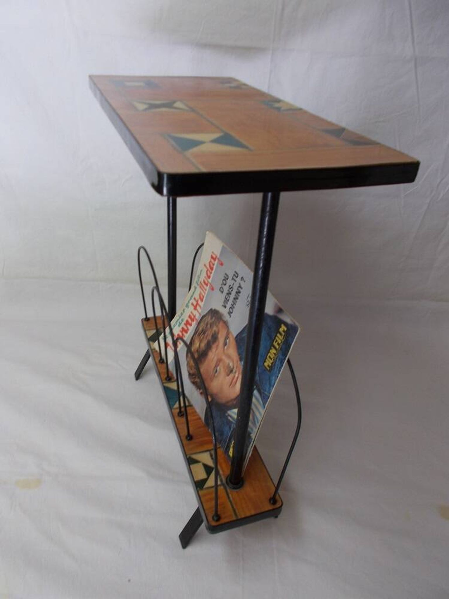 Magazine table