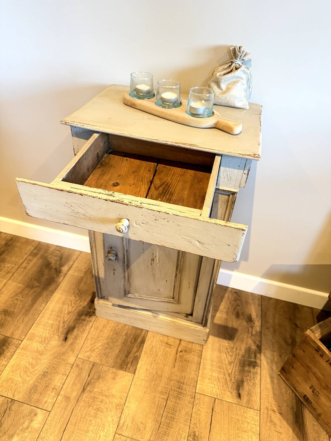 Petit meuble ancien patiné gris pierre/ table d'appoint / chevet