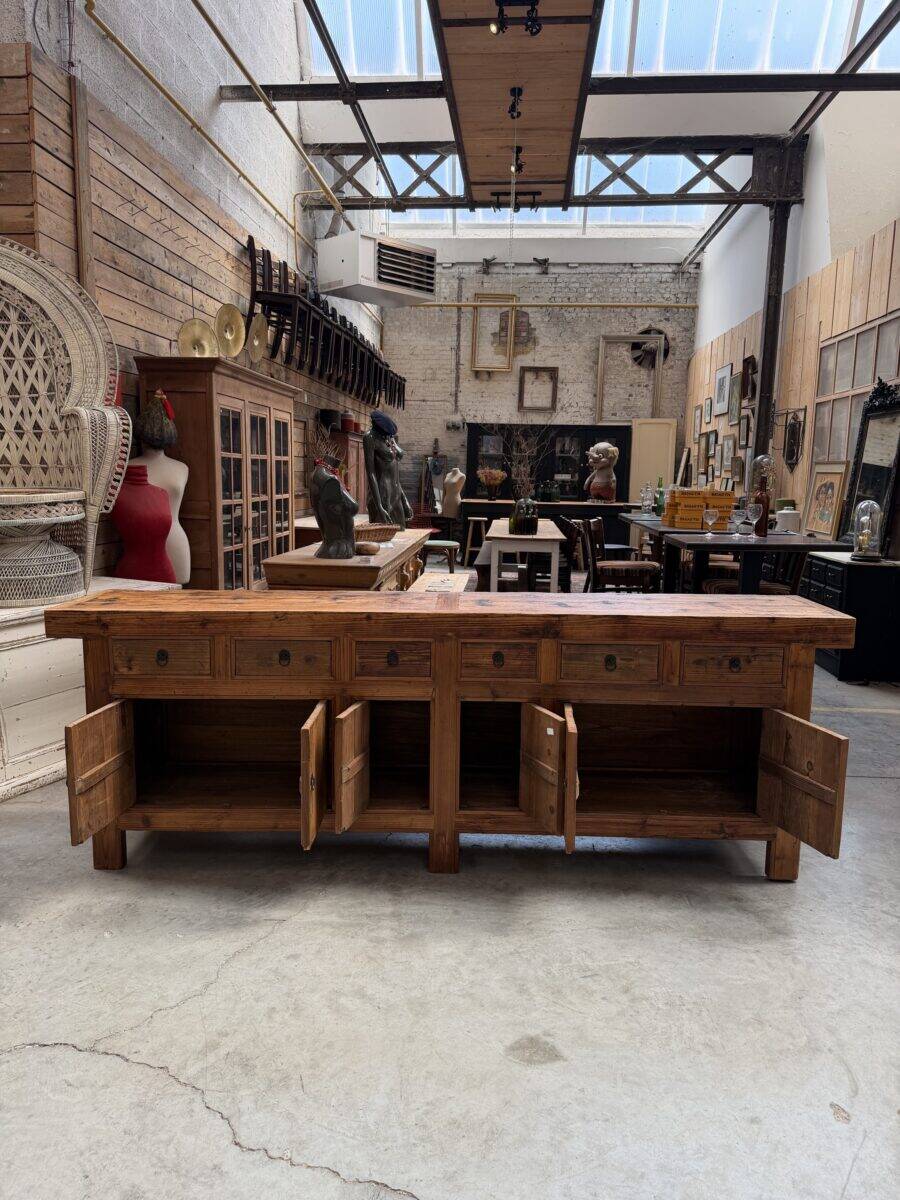 Buffet brutaliste en vieux sapin