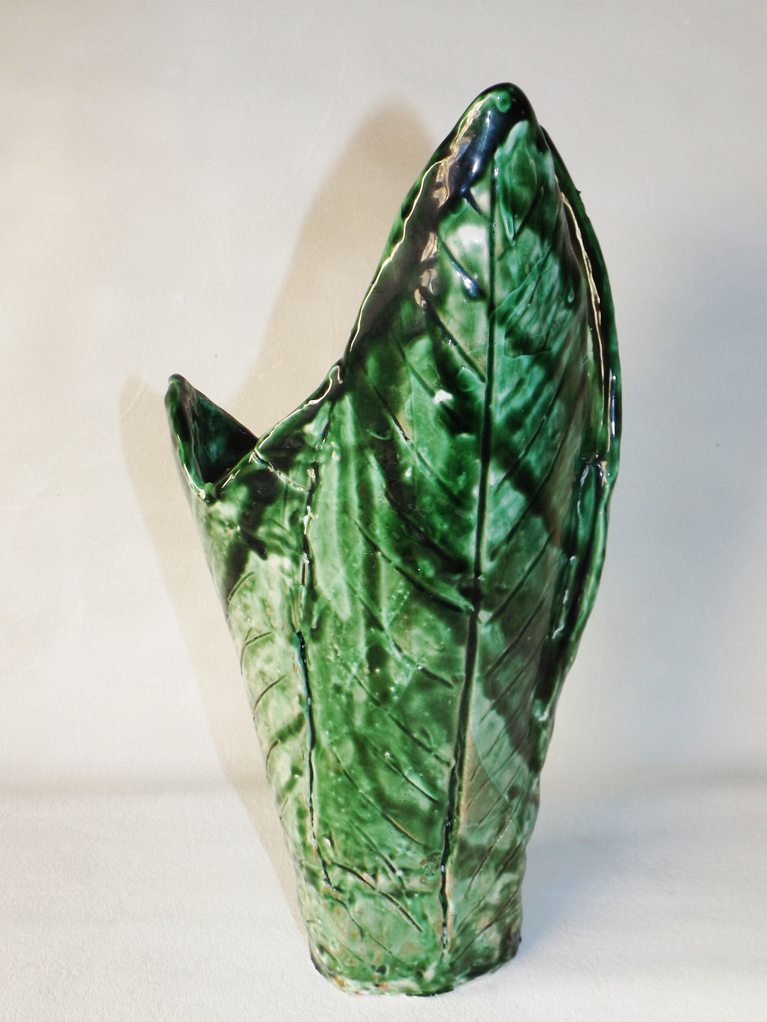 Green majolica vase ceramic assemblage of large leaves