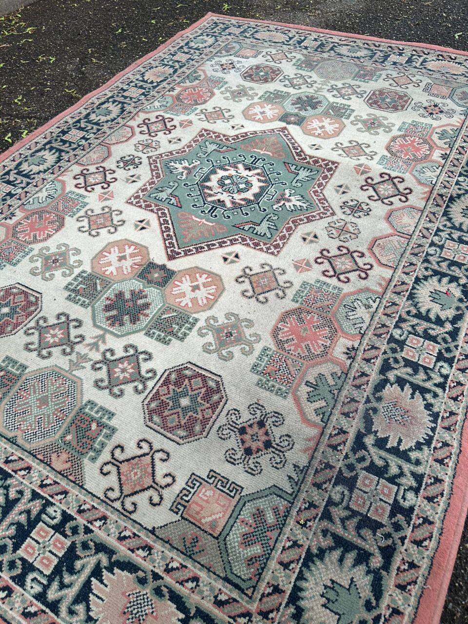 Vintage oriental rug in burgundy red, 133x196cm.