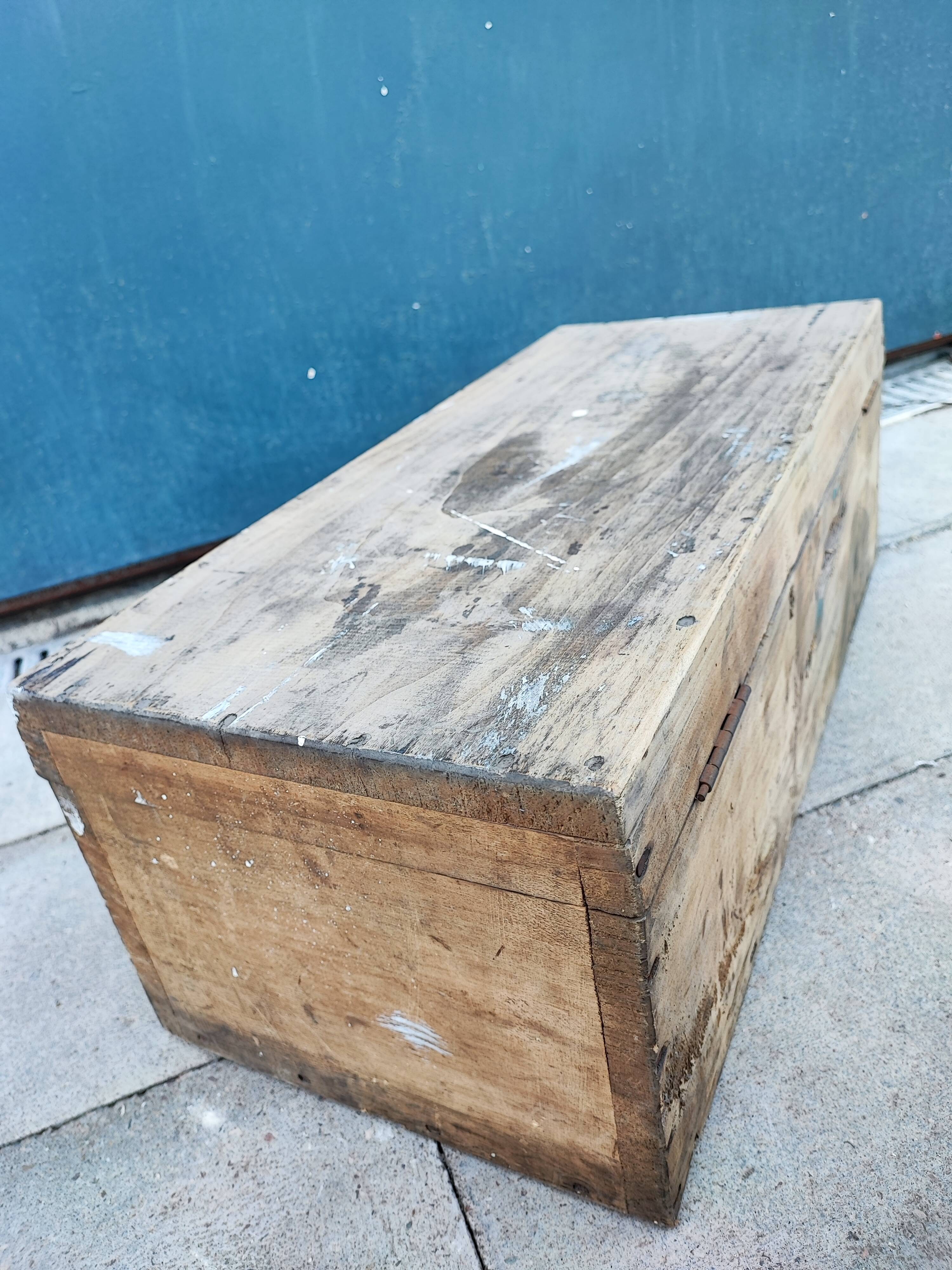 Trunk chest in raw wood