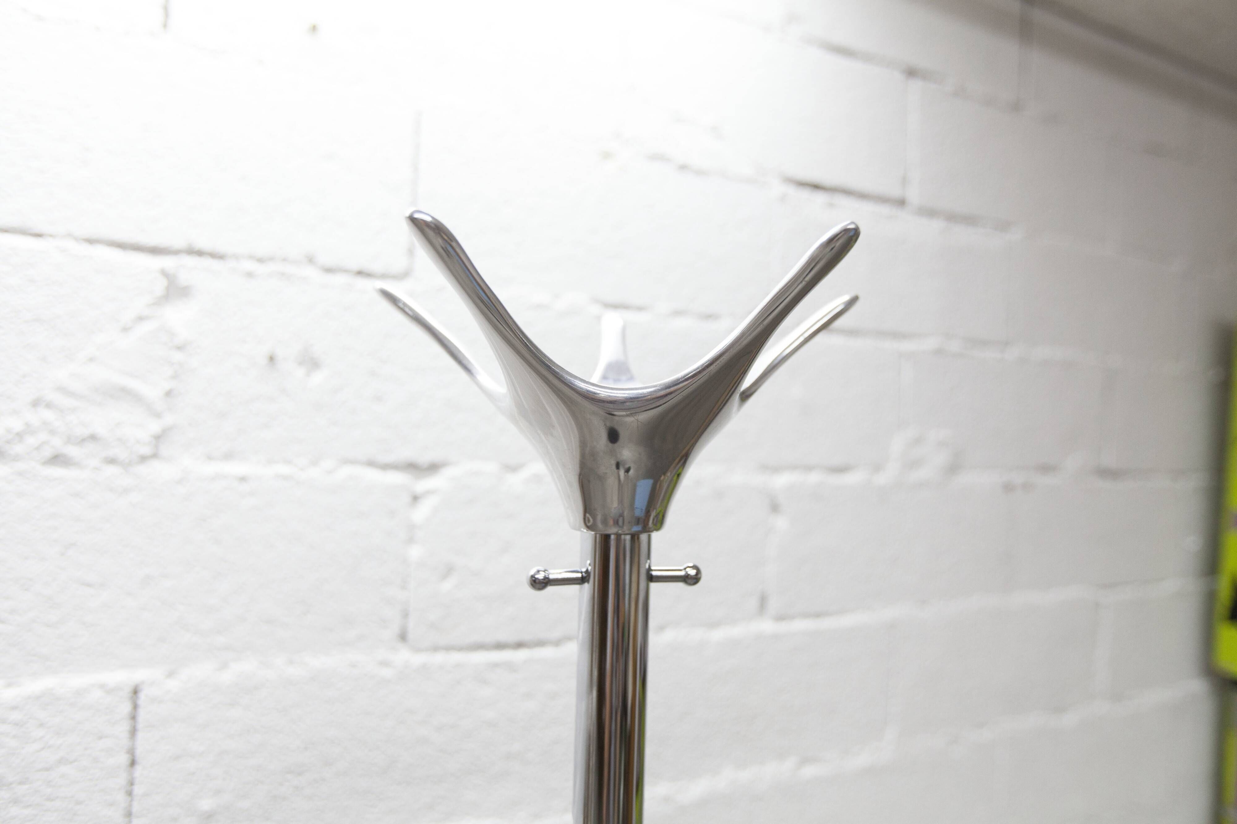 Cascando Tango coat rack designed by Minke Van Voorthuizen