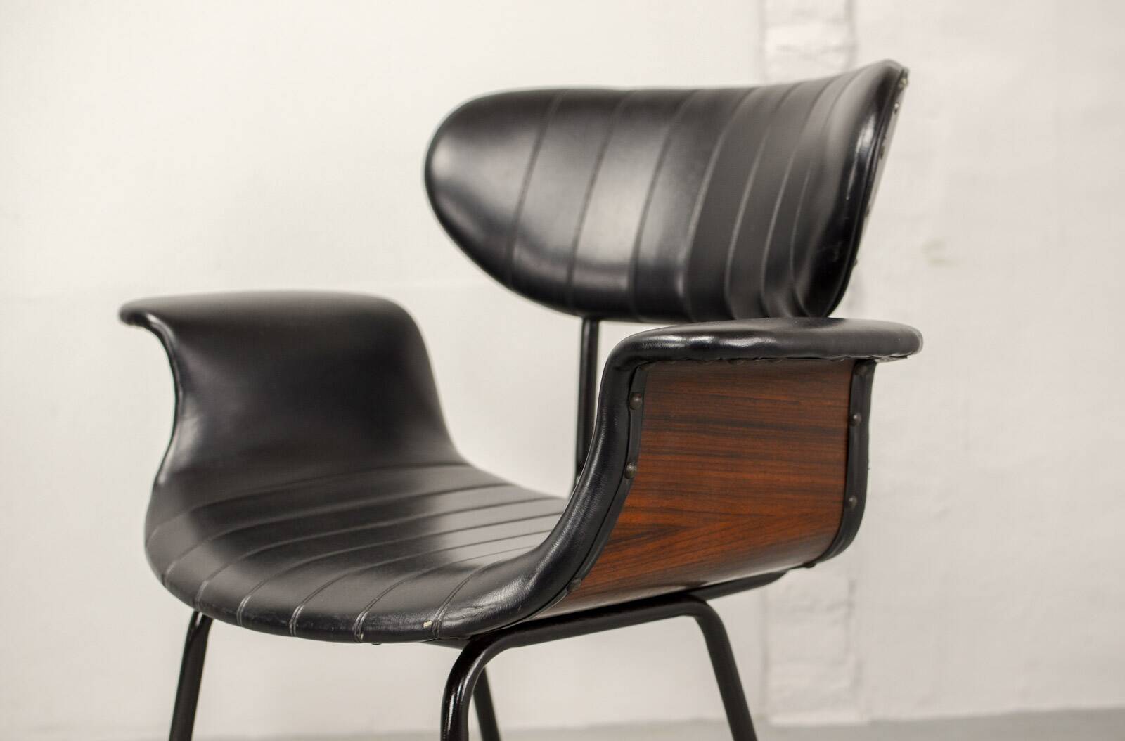 Italian Design Rosewood 'Swan' Side Chair with Black Leatherette Upholstery