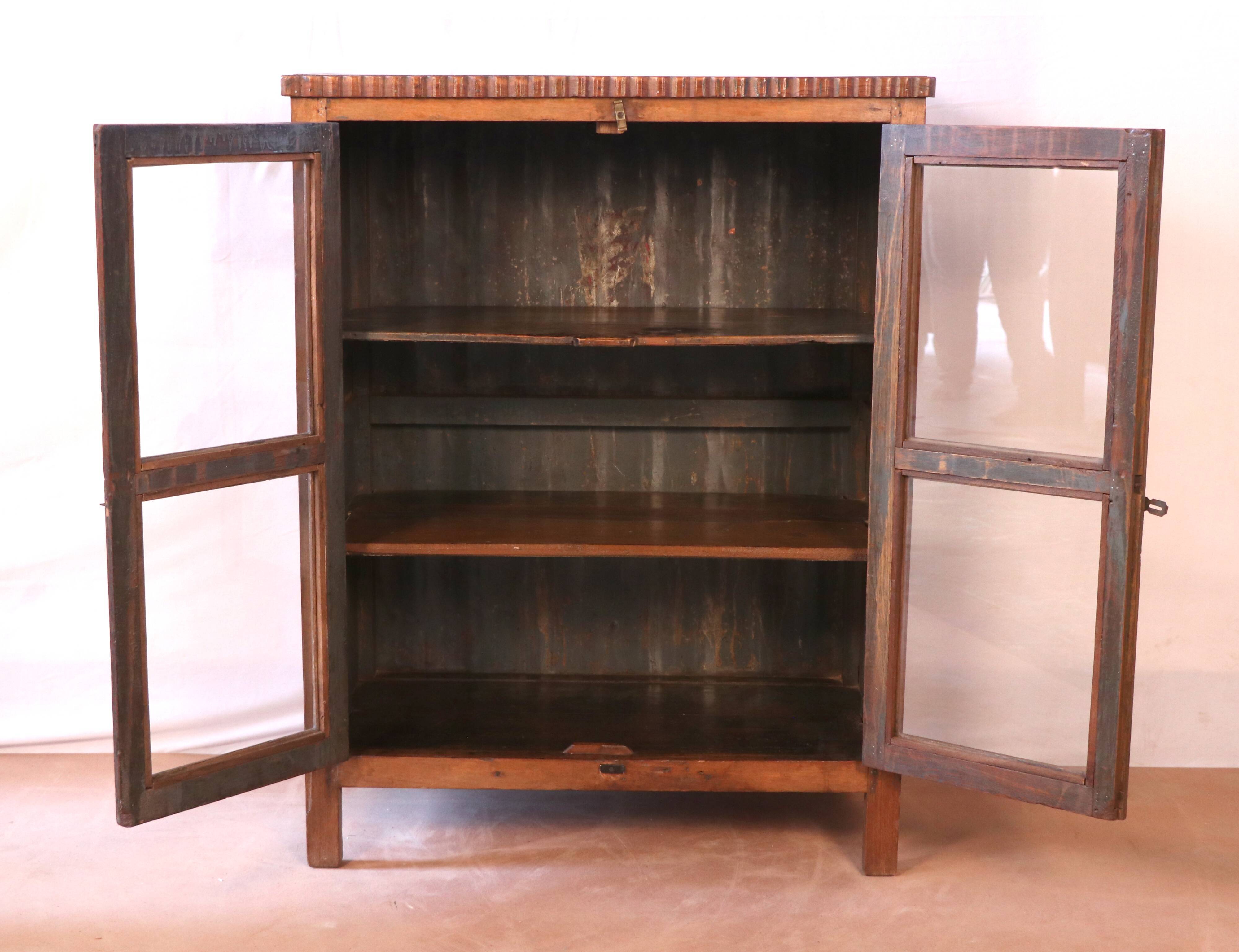 Ancien cabinet vitré en teck birman