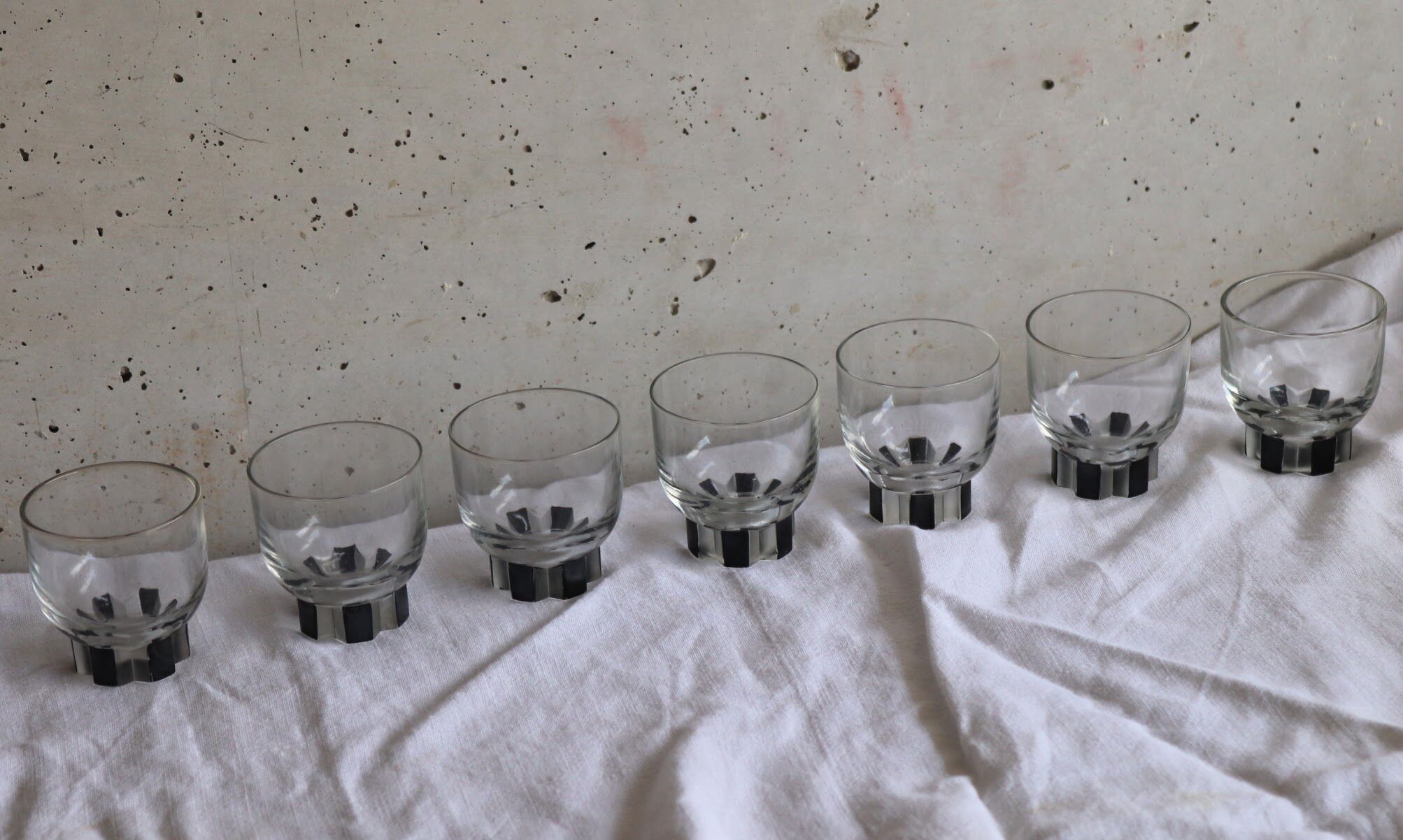 7 verres à shooter / liqueur art déco blanc et noir