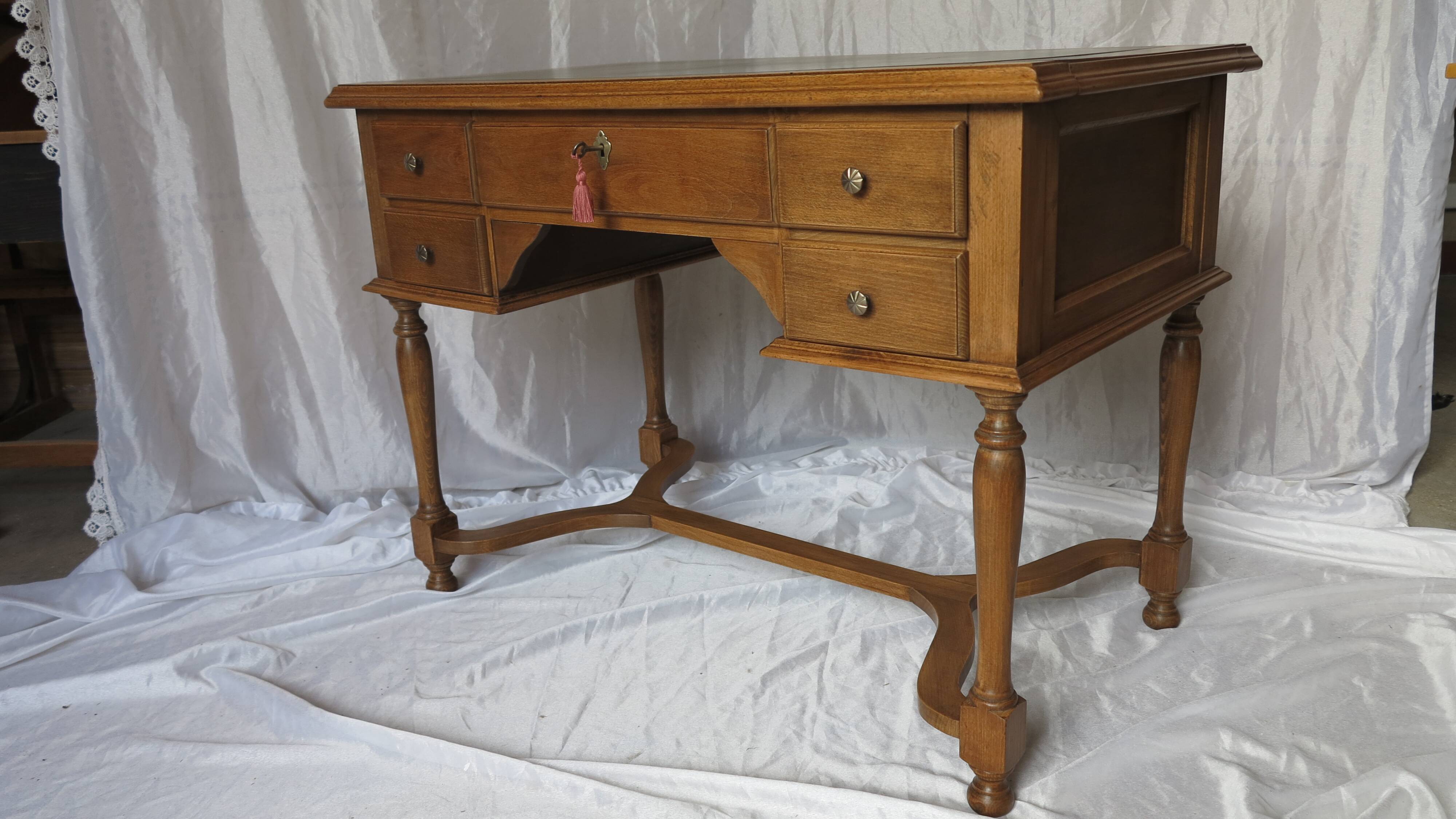 bureau classique dessus cuir