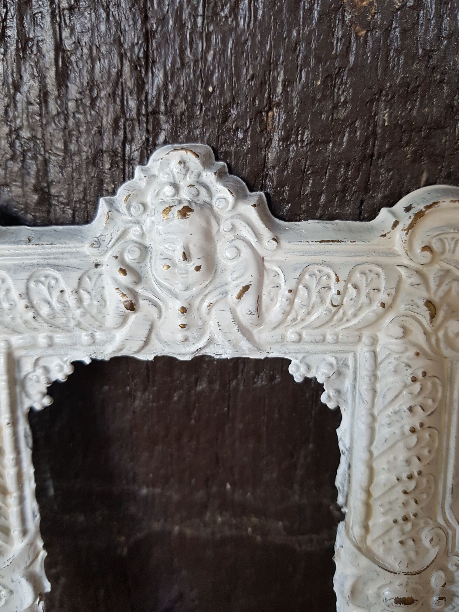 Small old frame in repelled brass patinated white
