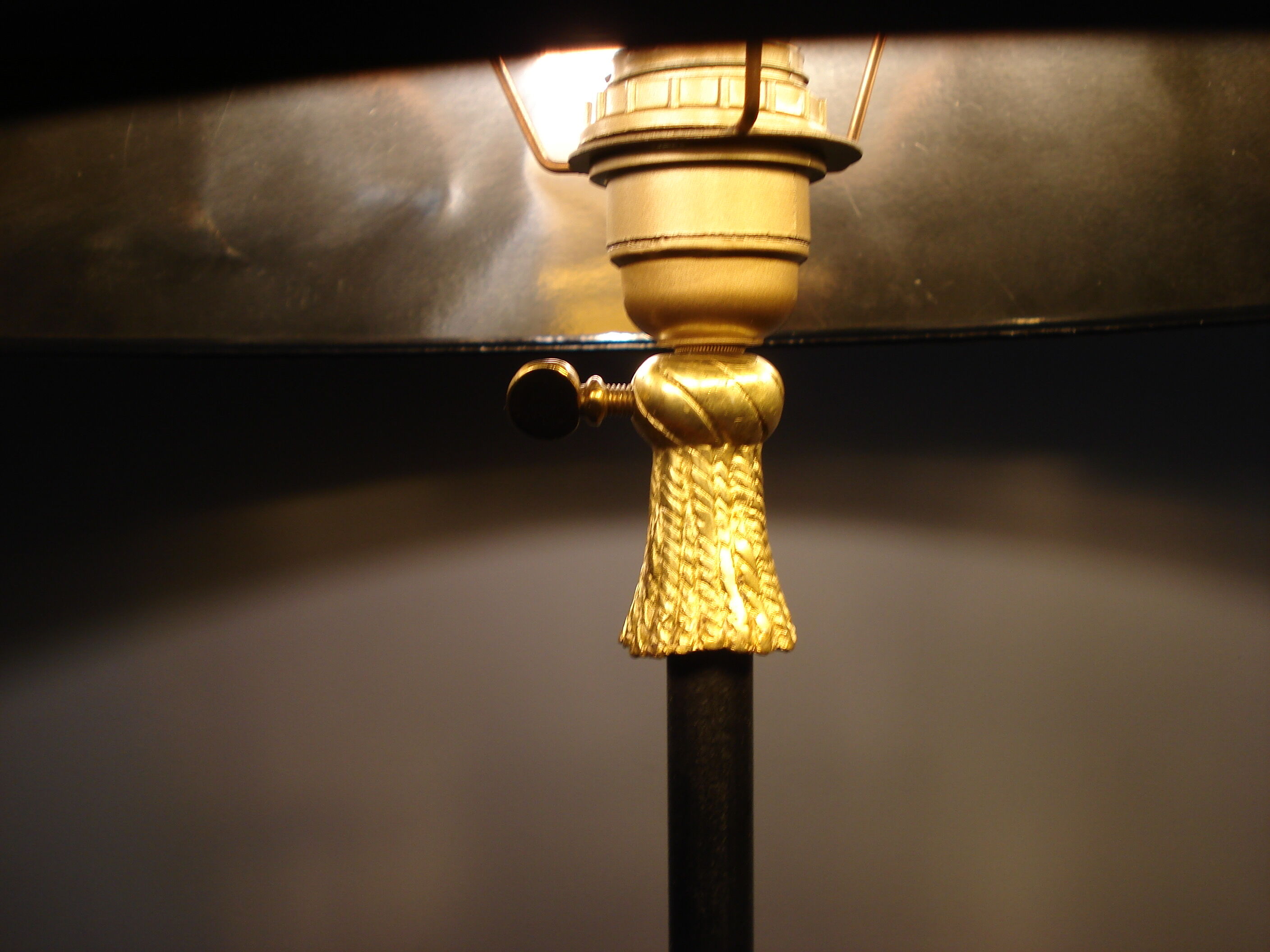 Black metal lamp and brass dore reglable tripod