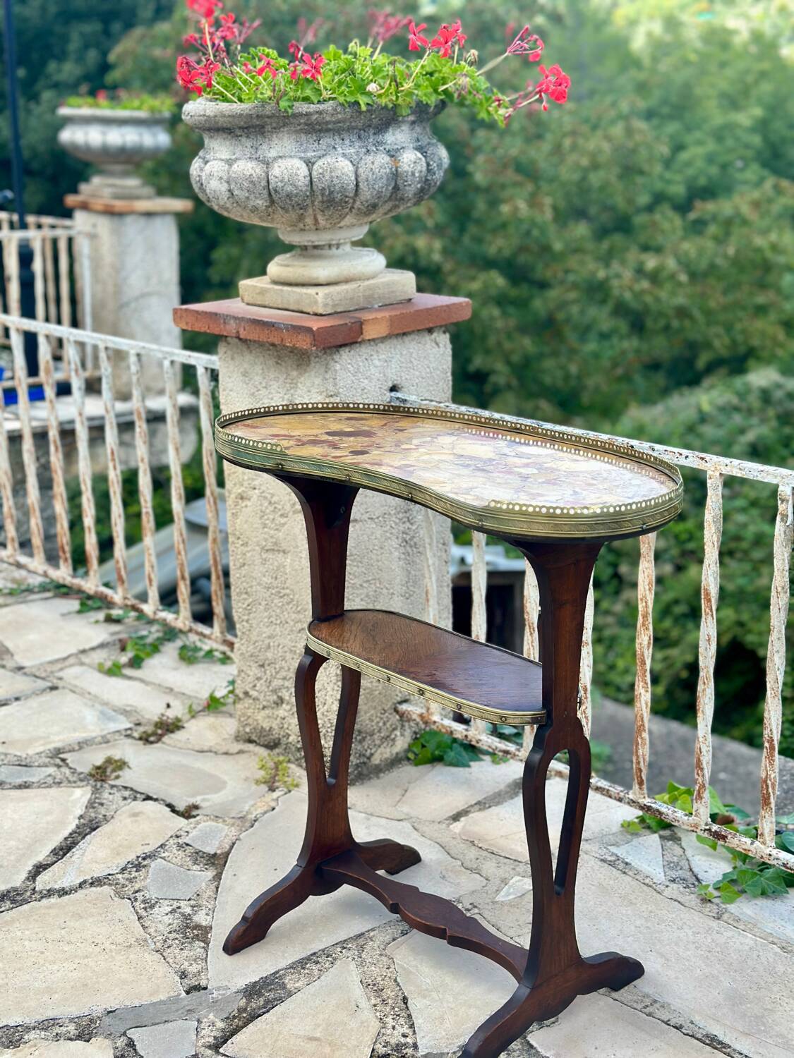 Small Louis XVI style kidney-shaped mahogany pedestal table